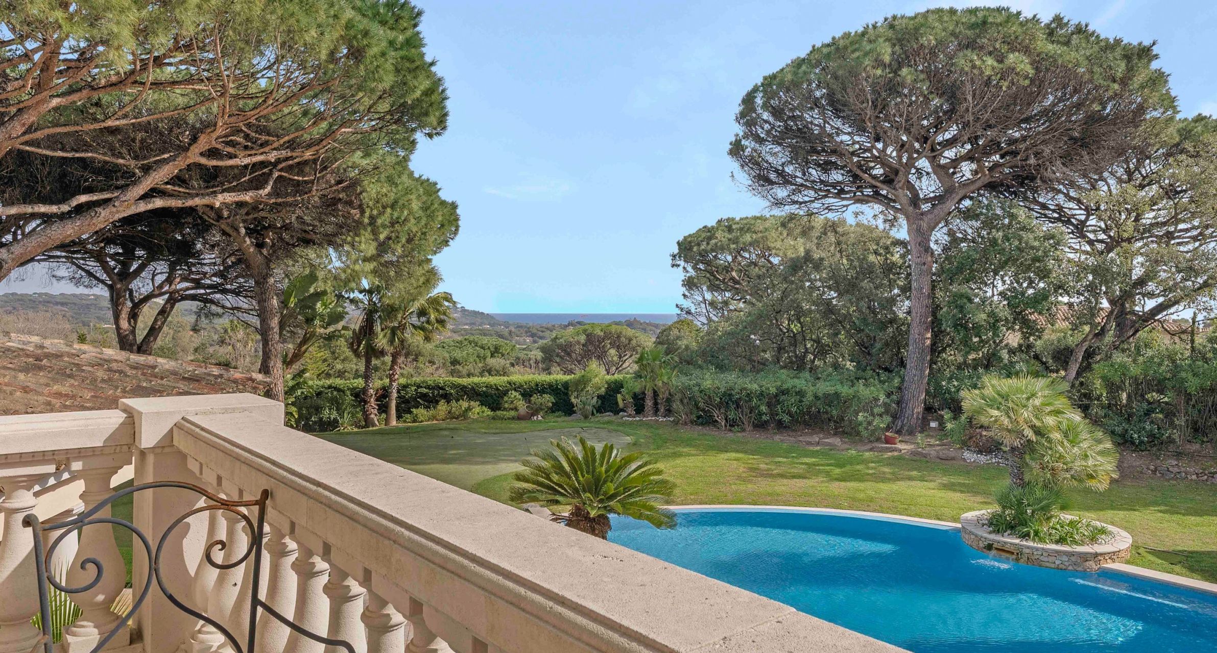 villa 8 Rooms for sale on RAMATUELLE (83350)