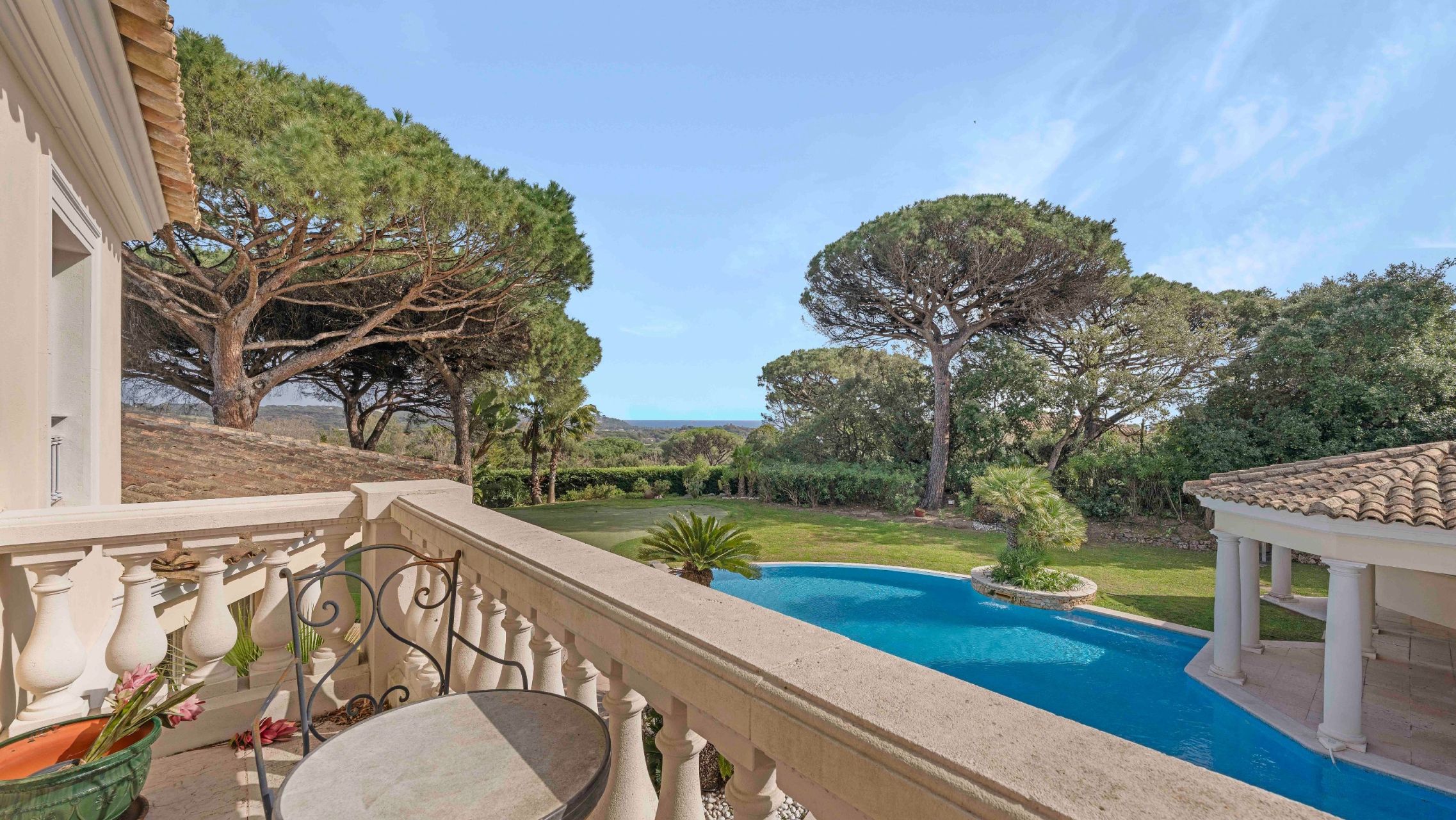 villa 8 Rooms for sale on RAMATUELLE (83350)