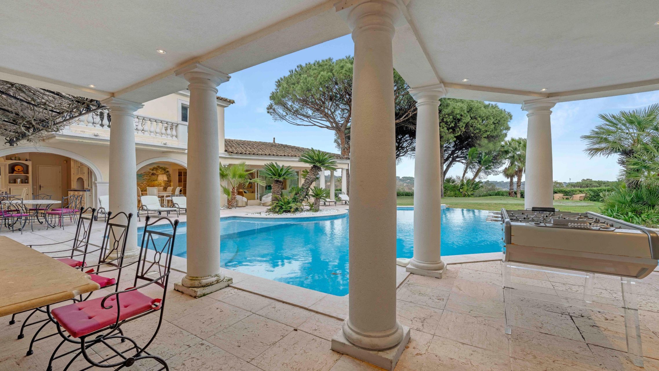 villa 8 Rooms for sale on RAMATUELLE (83350)