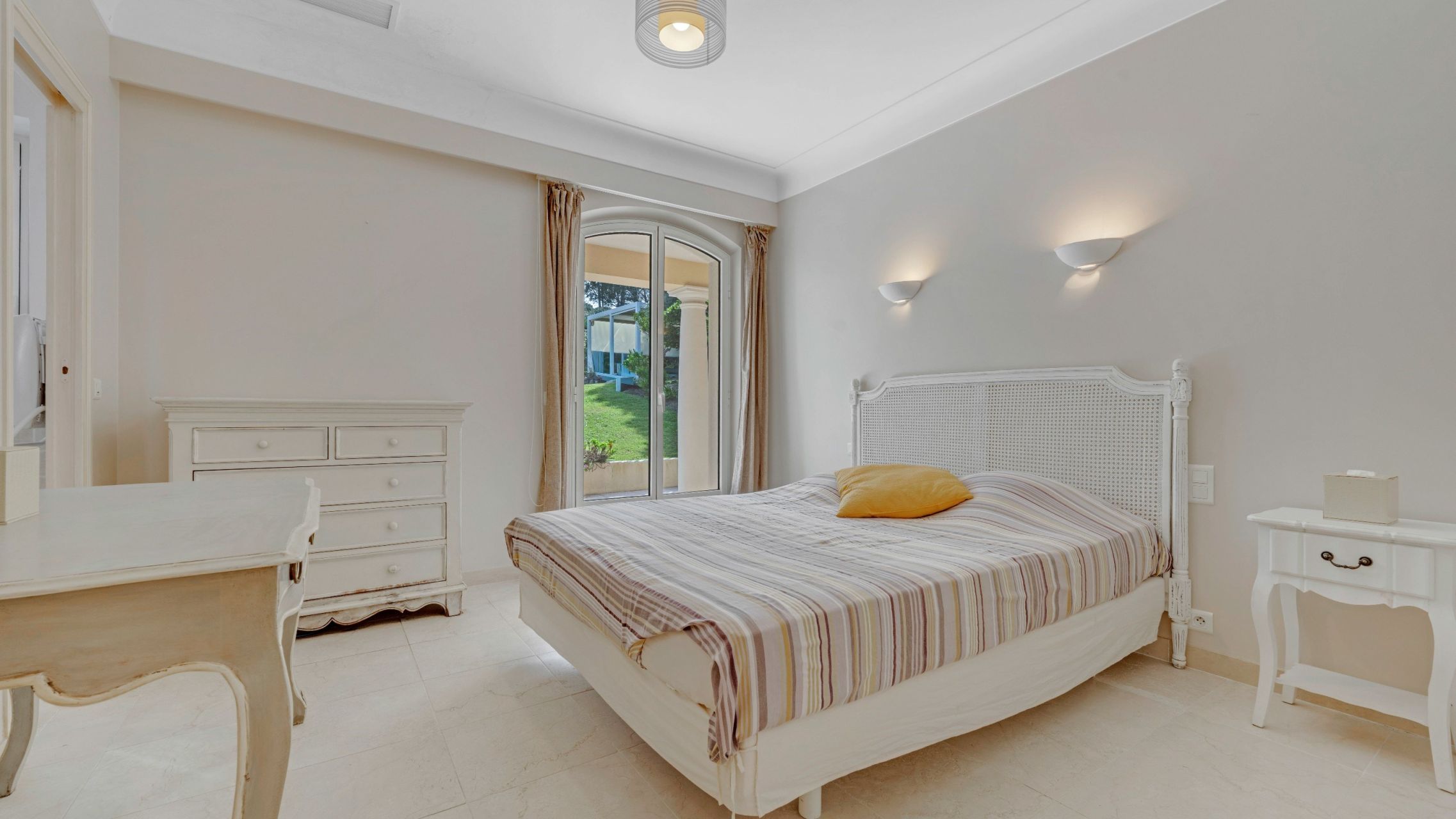 villa 8 Rooms for sale on RAMATUELLE (83350)