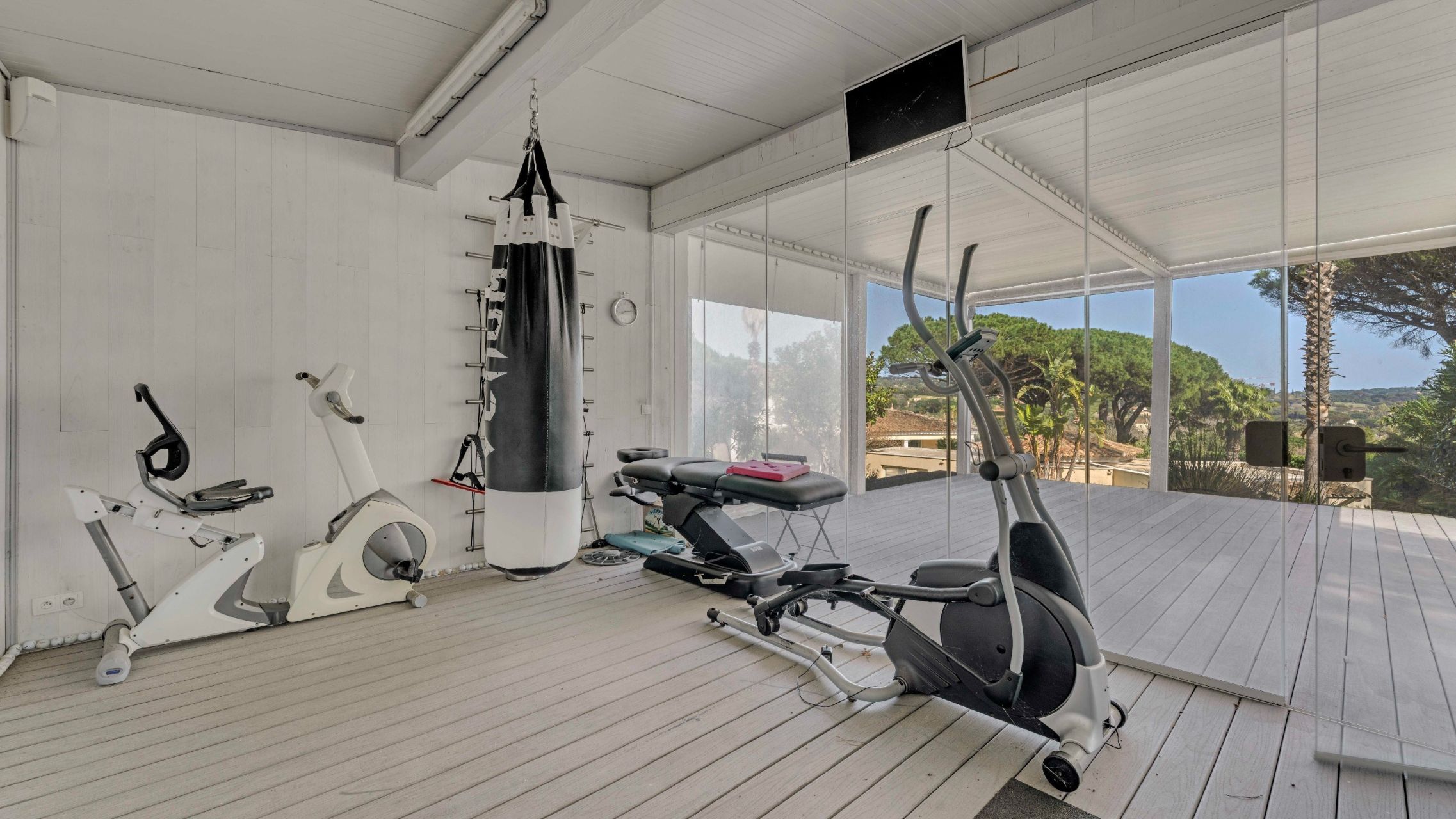 villa 8 Rooms for sale on RAMATUELLE (83350)
