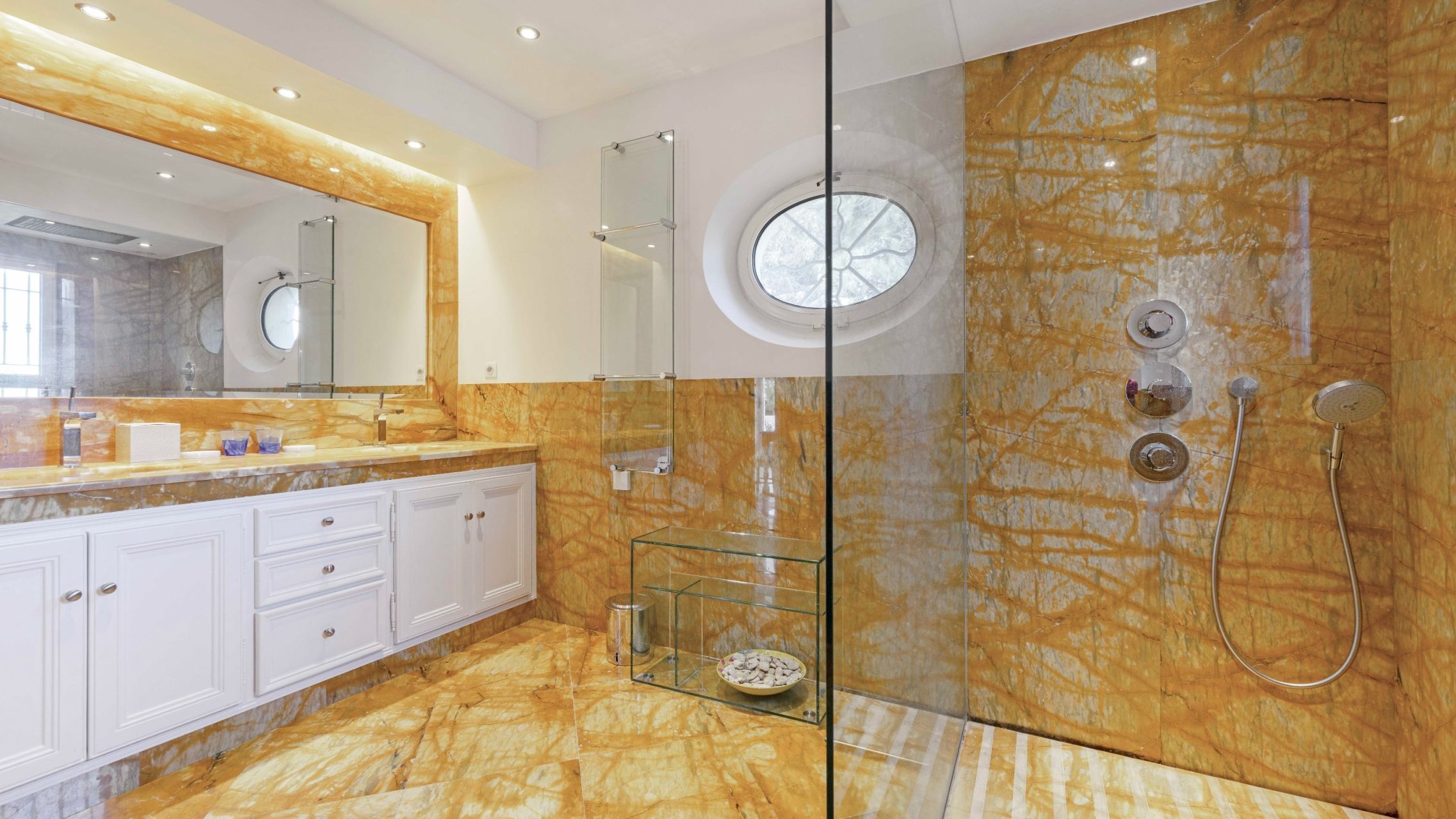 villa 8 Rooms for sale on RAMATUELLE (83350)