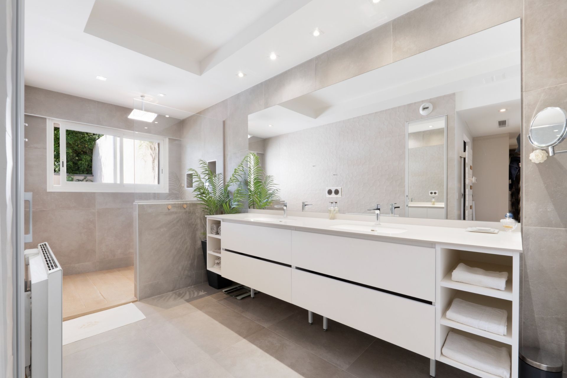 apartment 5 Rooms for sale on CANNES (06400)