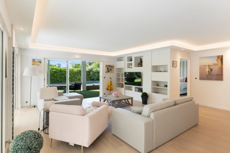 apartment 5 Rooms for sale on CANNES (06400)