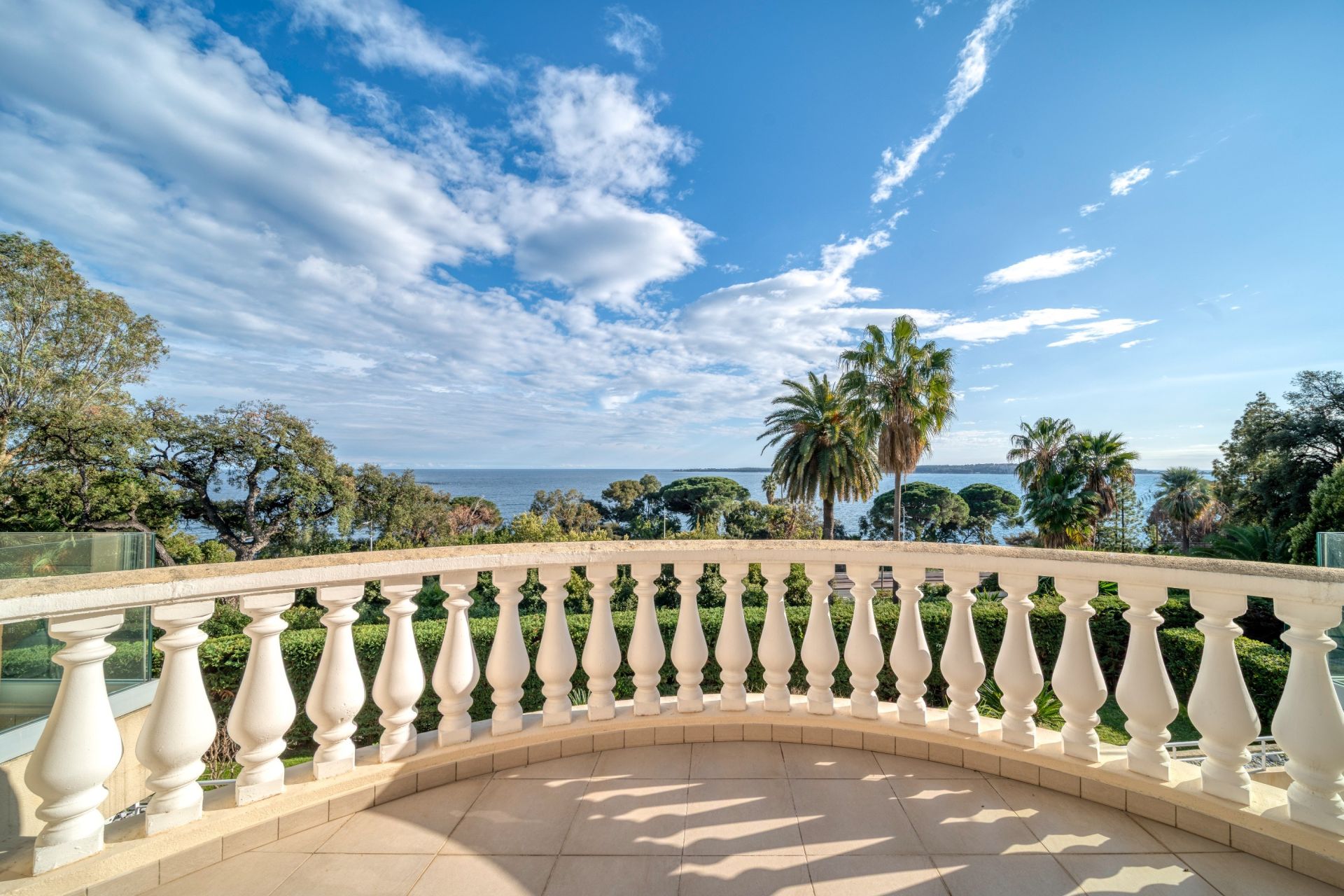 apartment 7 Rooms for sale on CANNES (06400)
