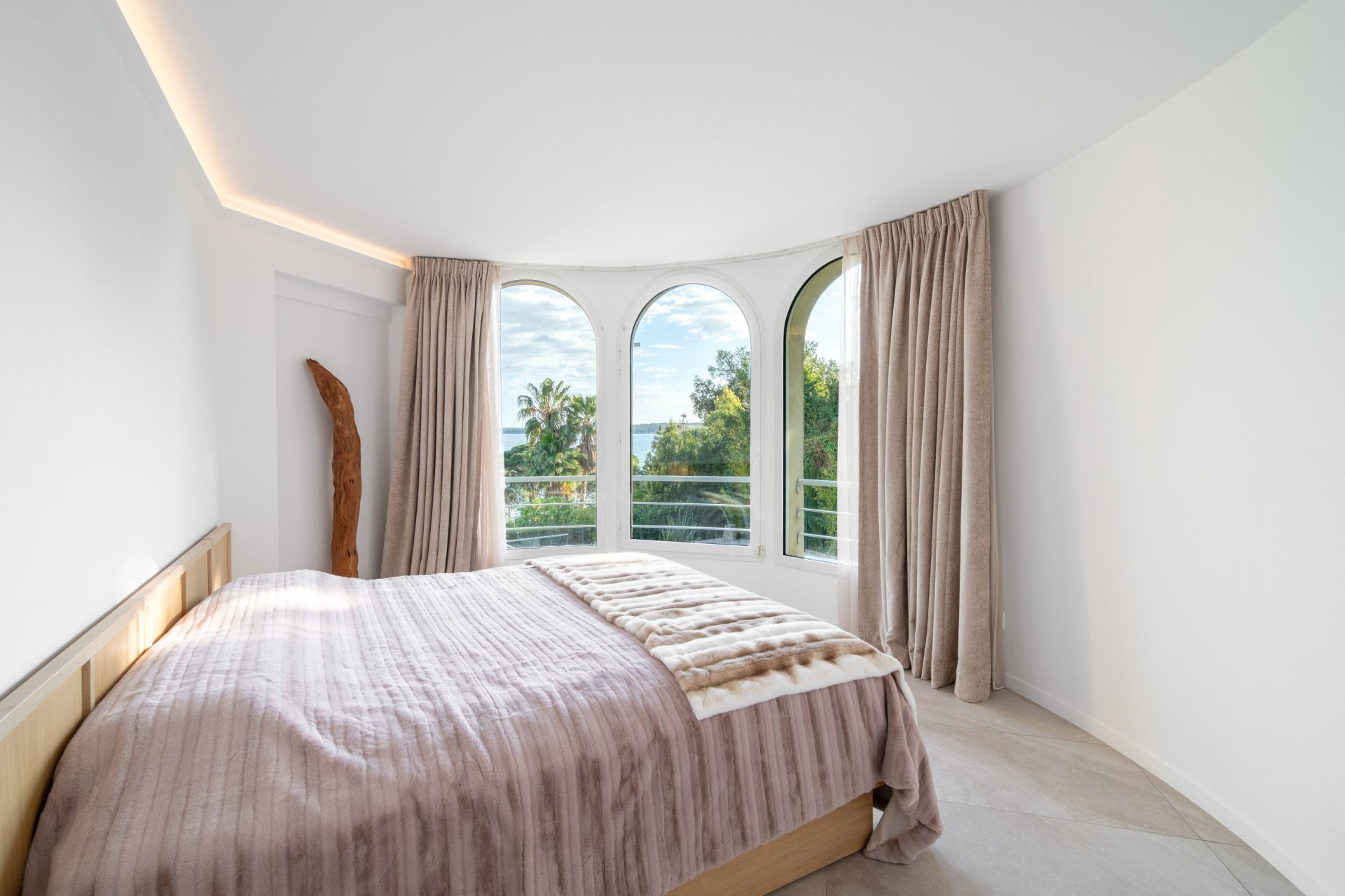 apartment 7 Rooms for sale on CANNES (06400)