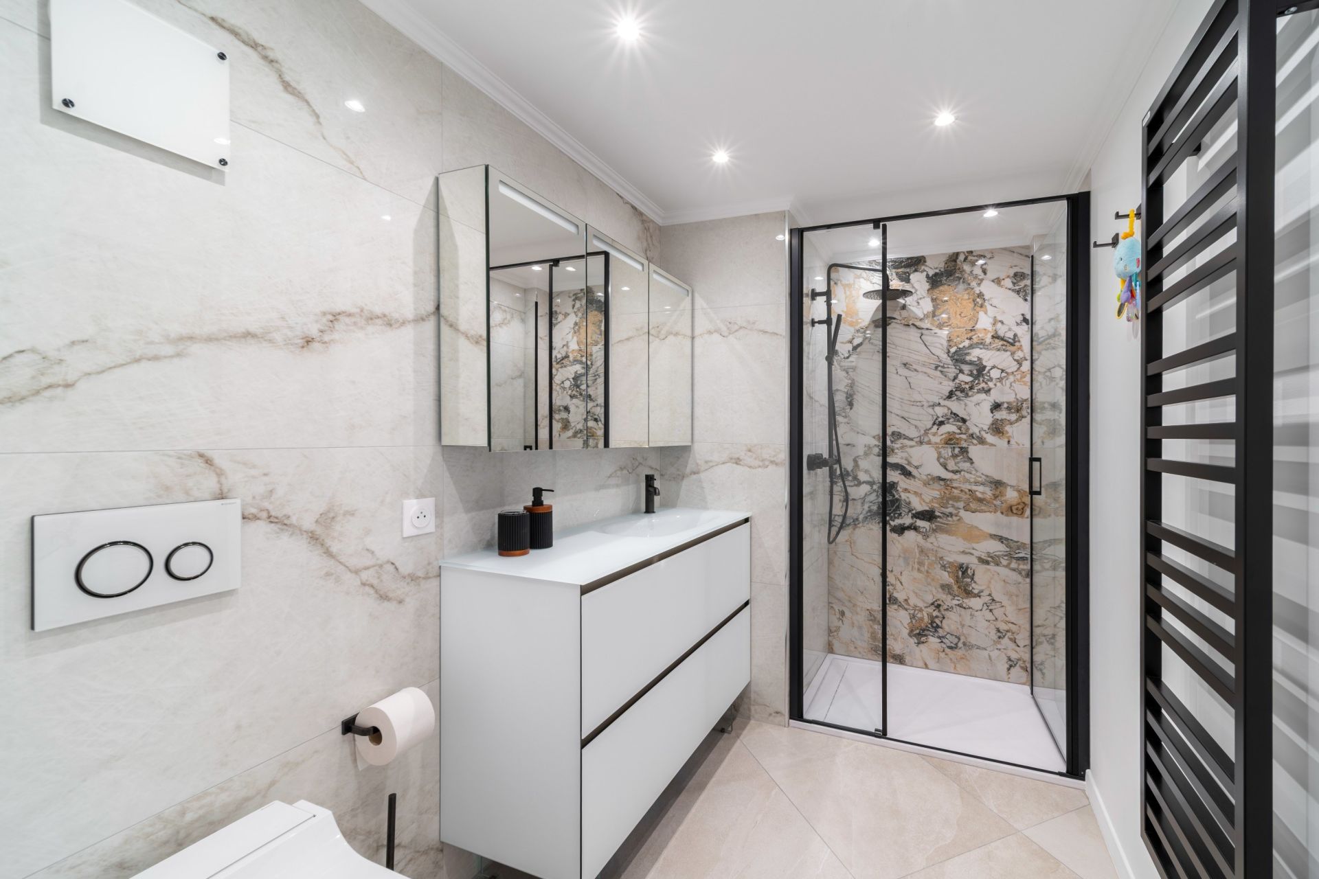 apartment 7 Rooms for sale on CANNES (06400)
