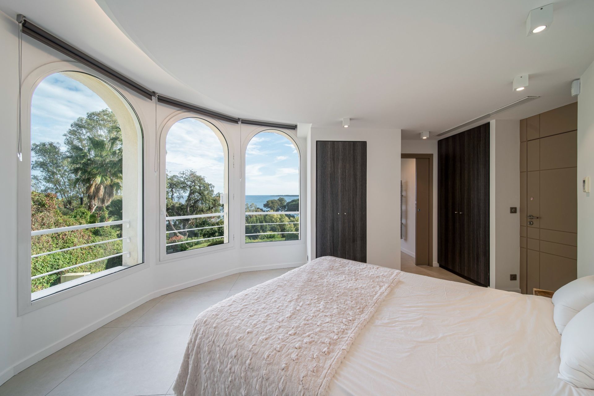 apartment 7 Rooms for sale on CANNES (06400)