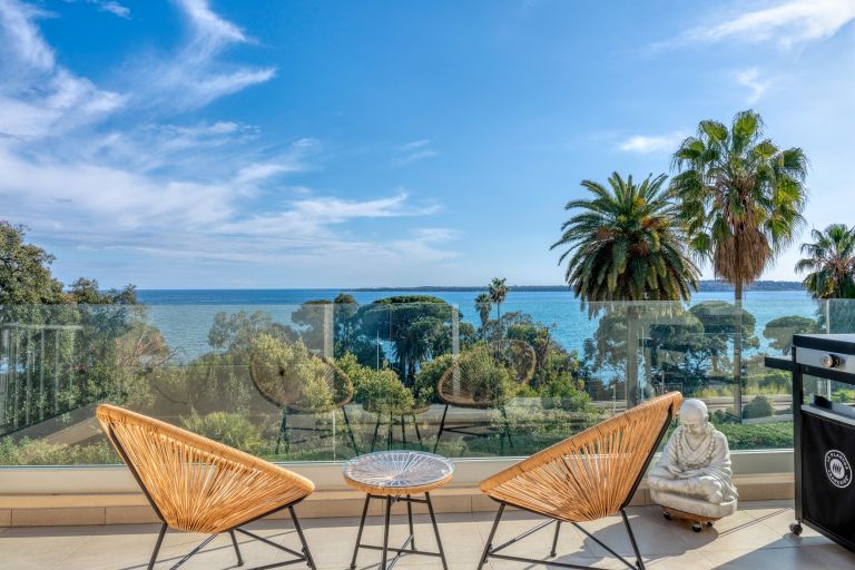 apartment 7 Rooms for sale on CANNES (06400)