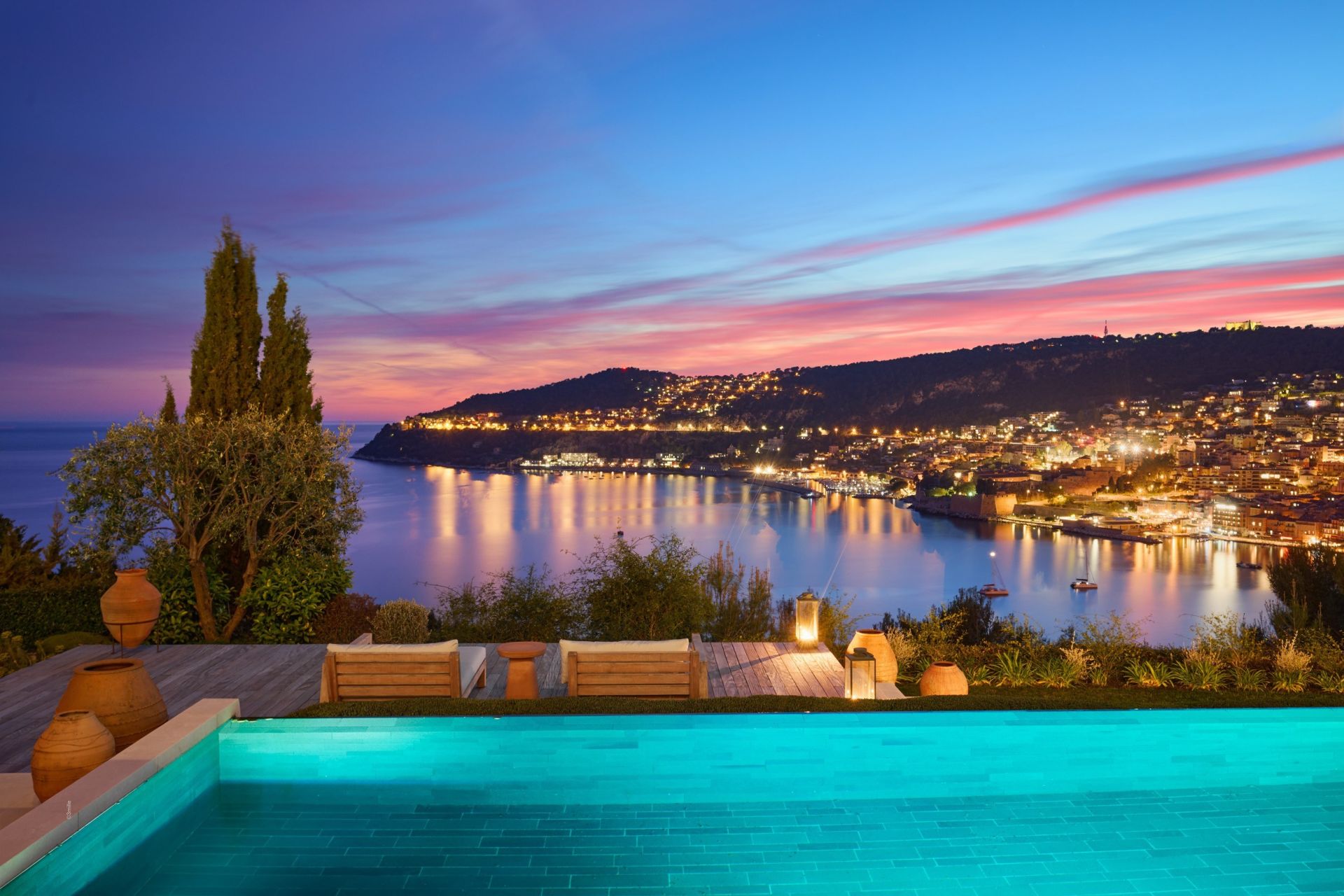 villa 10 Rooms for sale on VILLEFRANCHE SUR MER (06230)