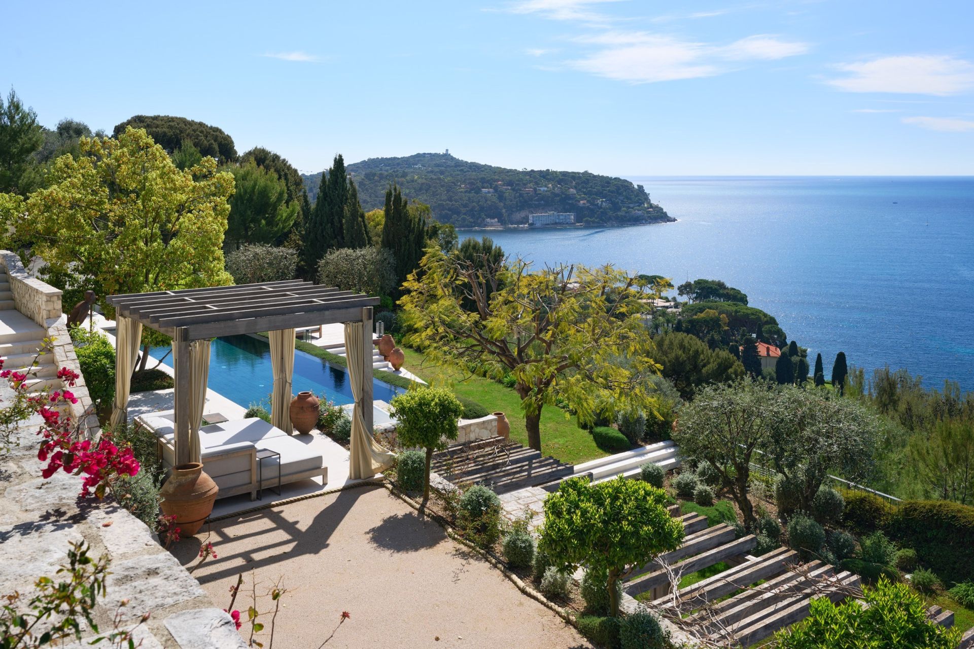 villa 10 Rooms for sale on VILLEFRANCHE SUR MER (06230)