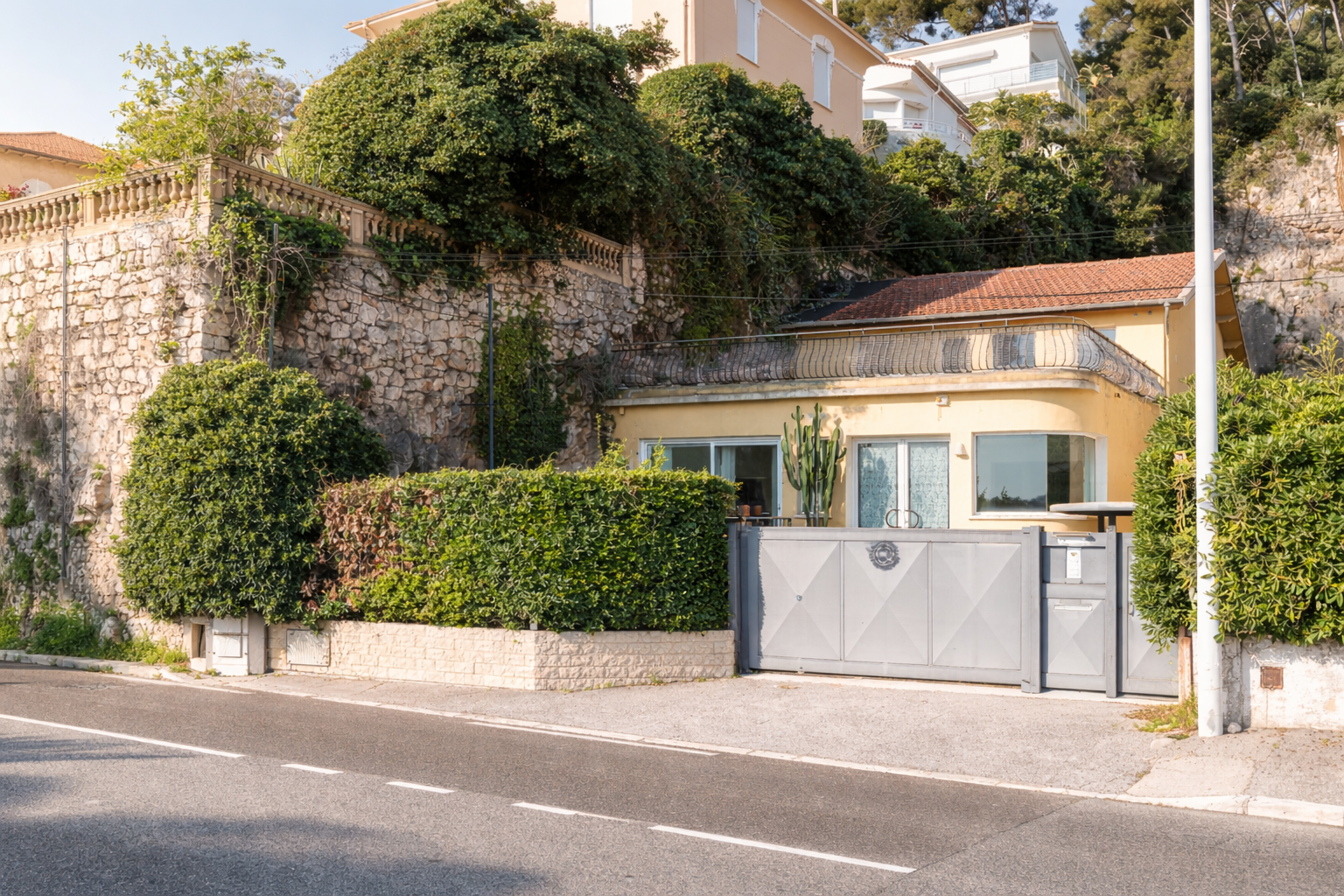 construction to be renovated 8 Rooms for sale on NICE (06000)