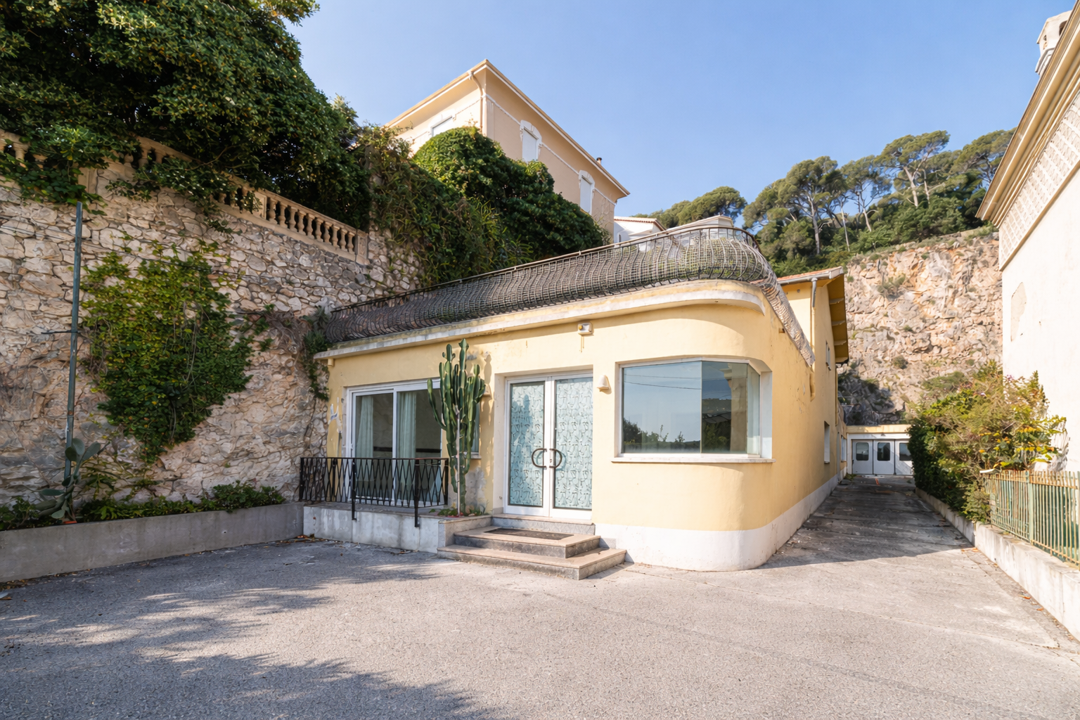 construction to be renovated 8 Rooms for sale on NICE (06000)