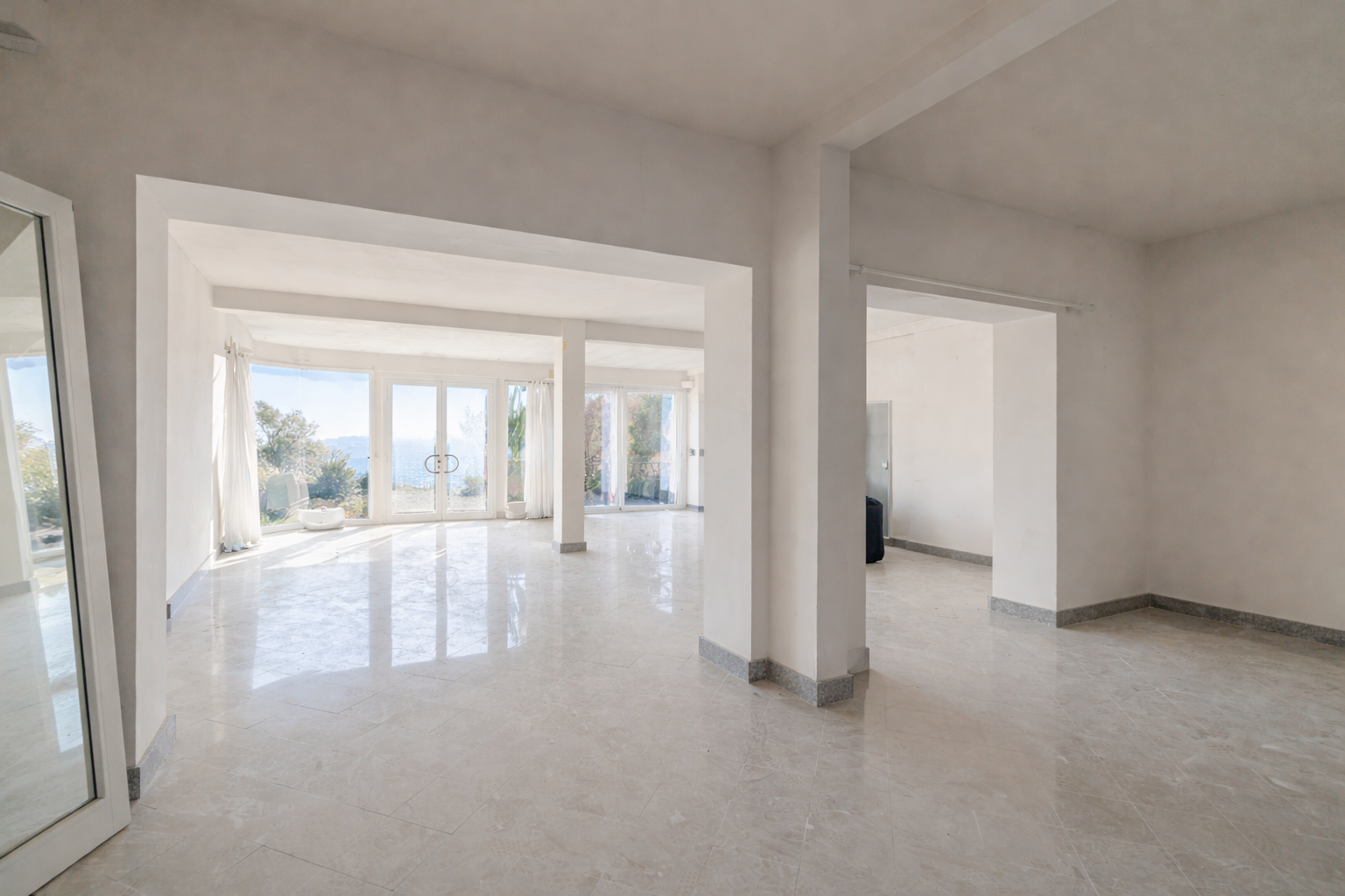 construction to be renovated 8 Rooms for sale on NICE (06000)