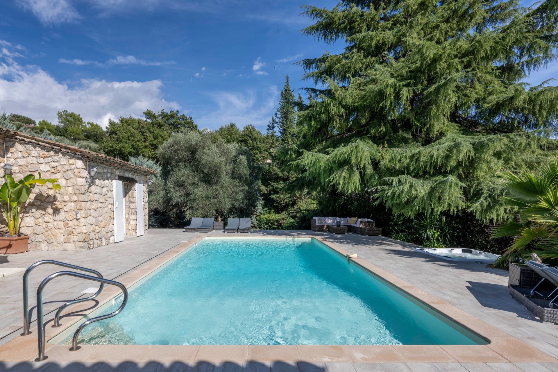 villa 10 Rooms for sale on PEYMEINADE (06530)