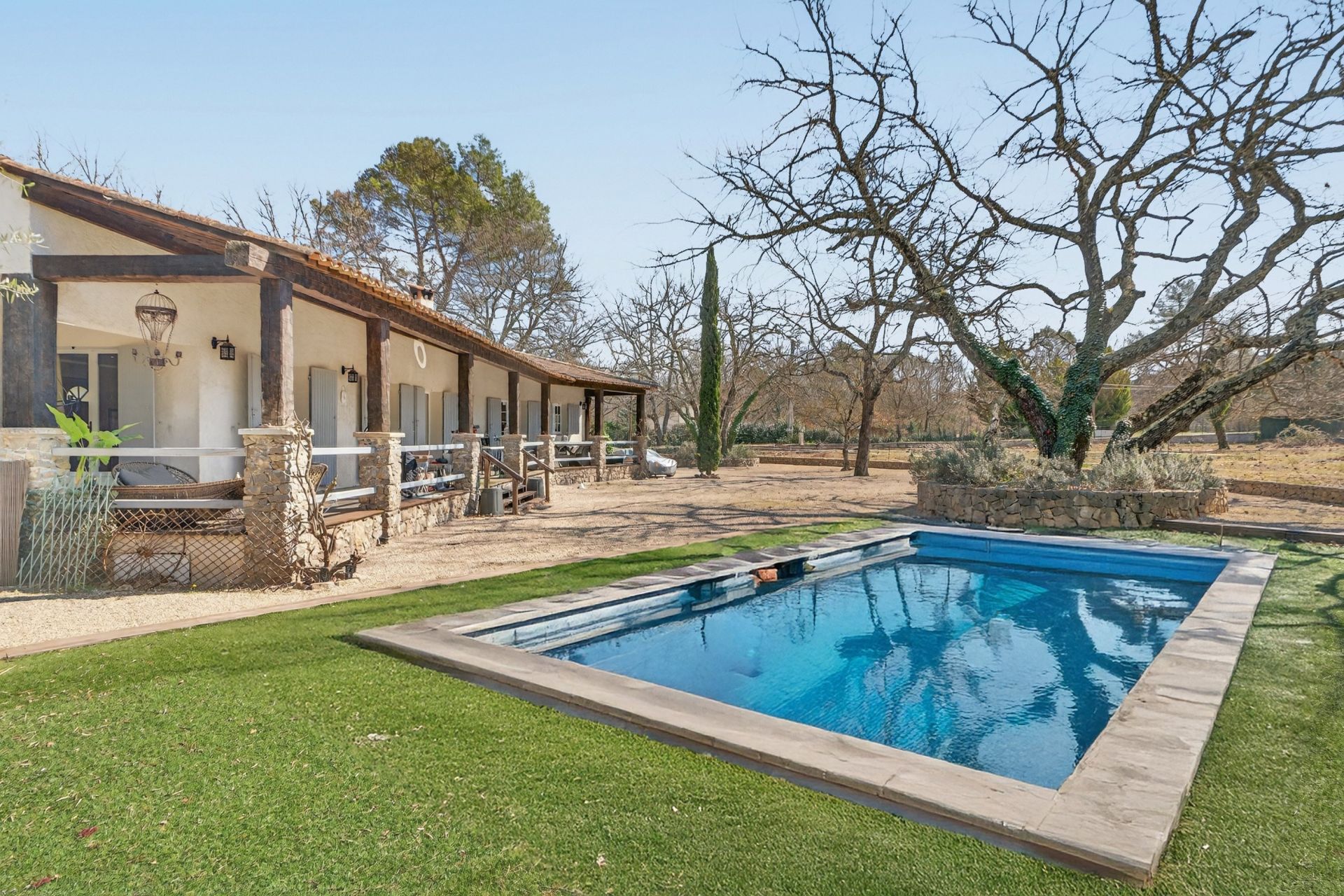 villa 6 Rooms for sale on TOURRETTES (83440)