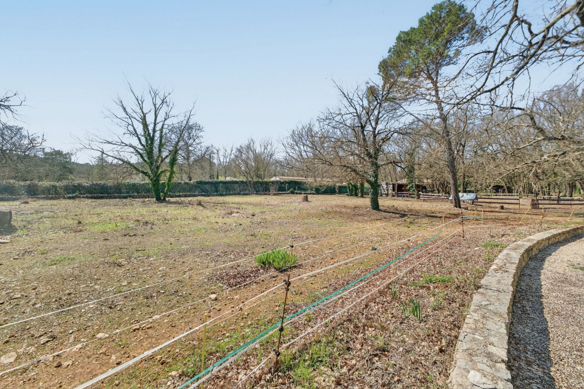 villa 6 Rooms for sale on TOURRETTES (83440)