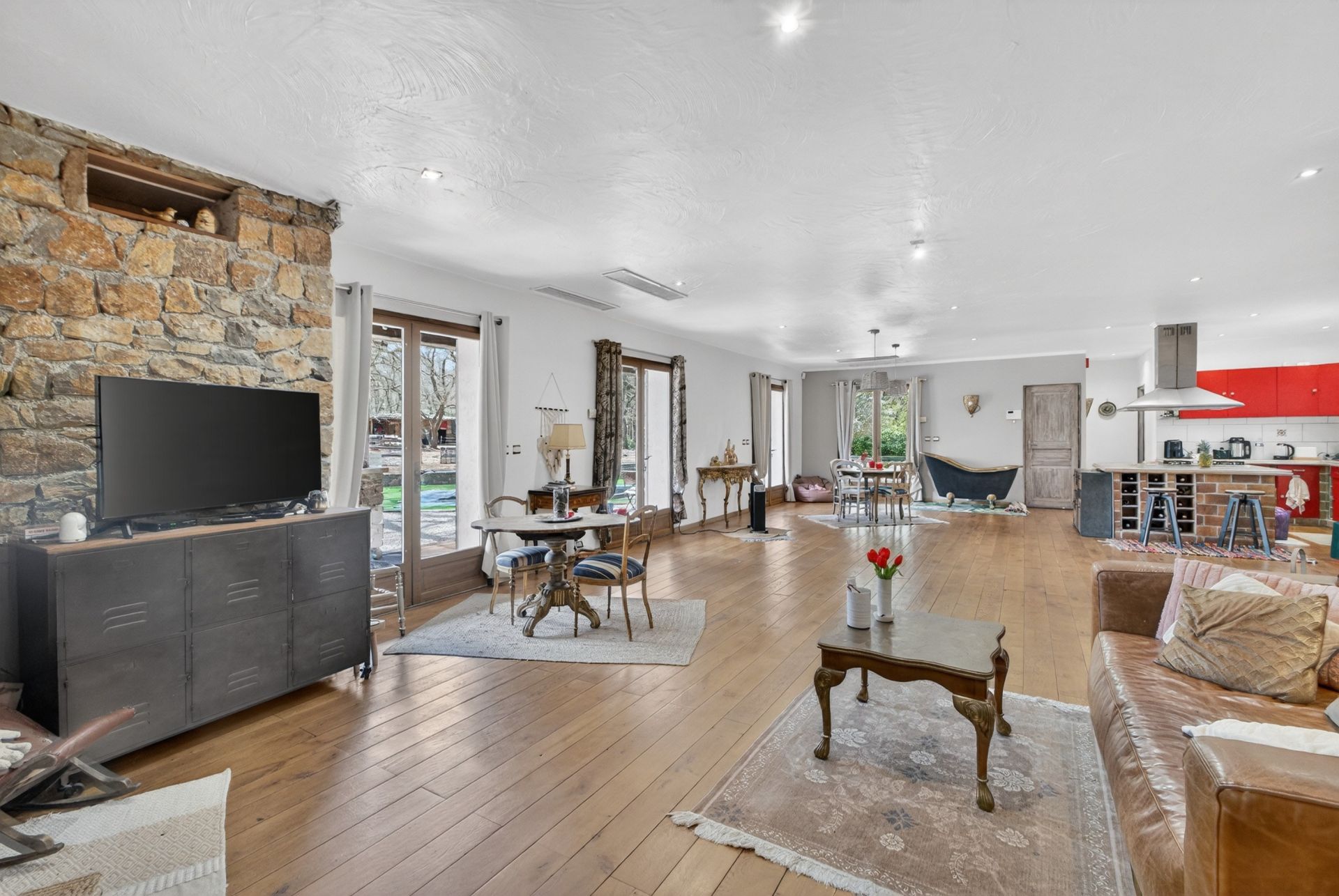 villa 6 Rooms for sale on TOURRETTES (83440)