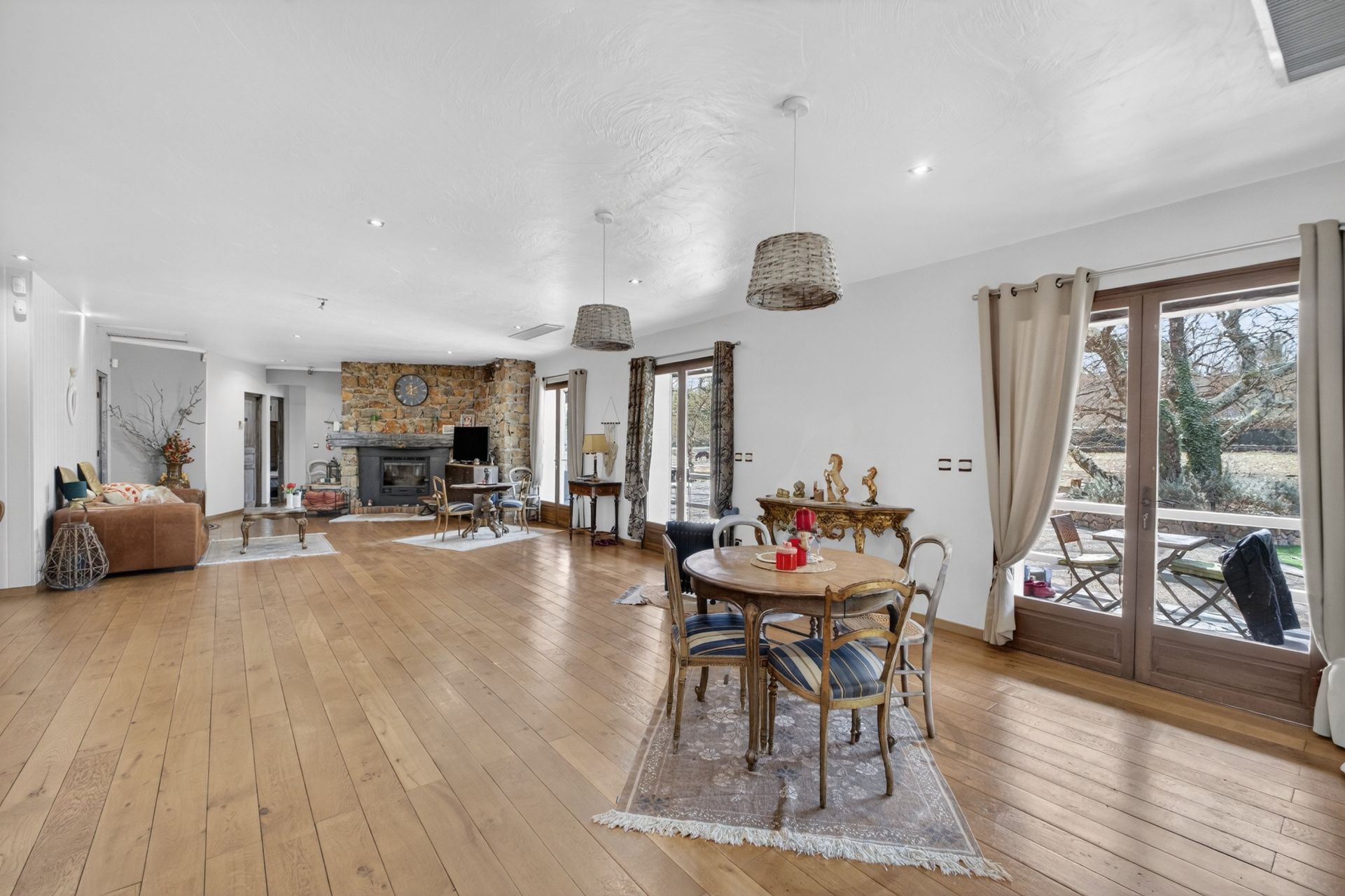 villa 6 Rooms for sale on TOURRETTES (83440)