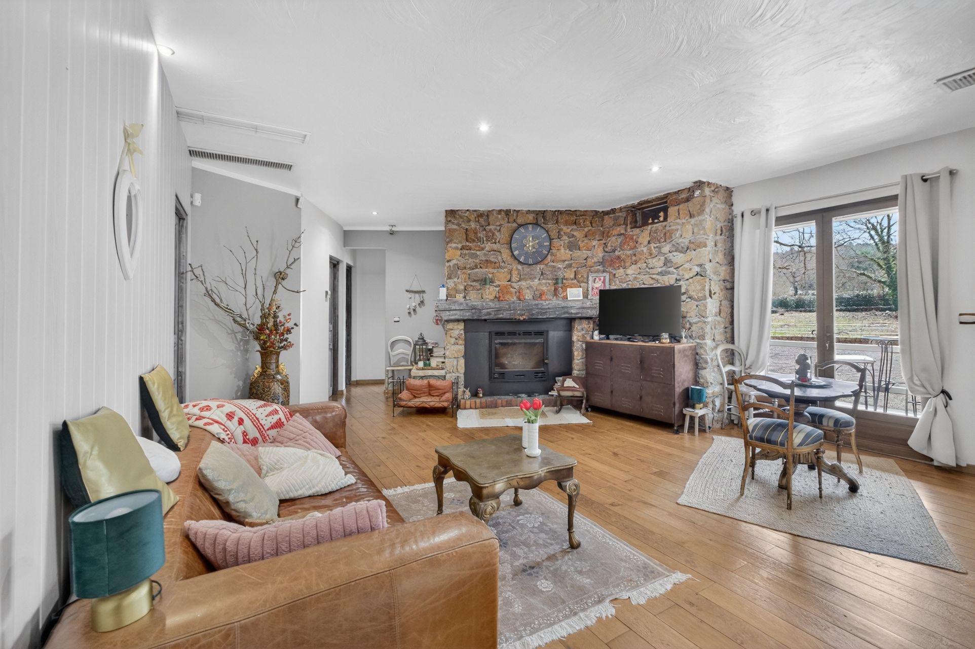 villa 6 Rooms for sale on TOURRETTES (83440)