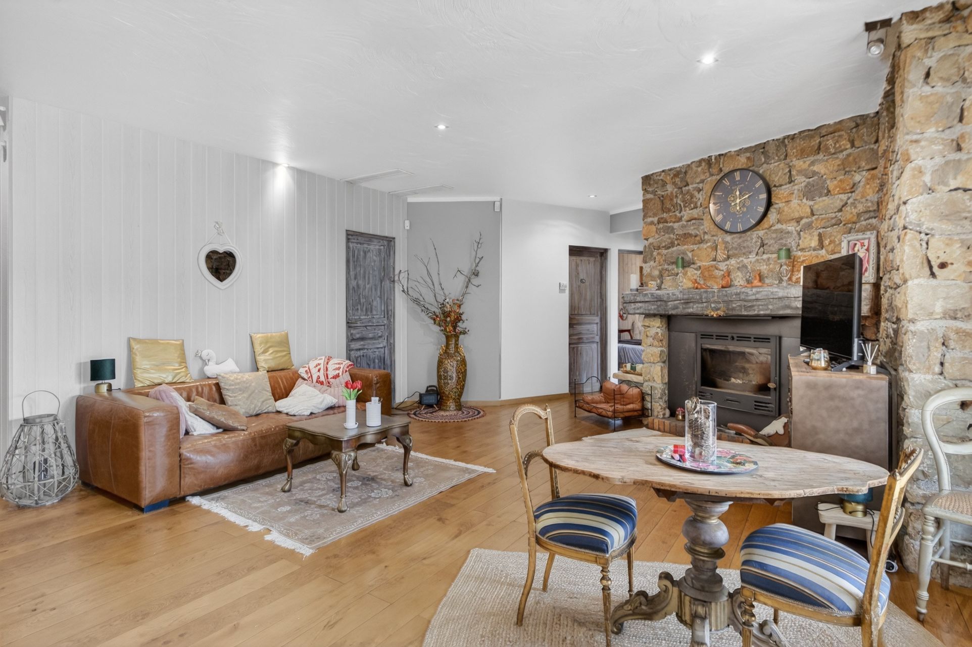 villa 6 Rooms for sale on TOURRETTES (83440)