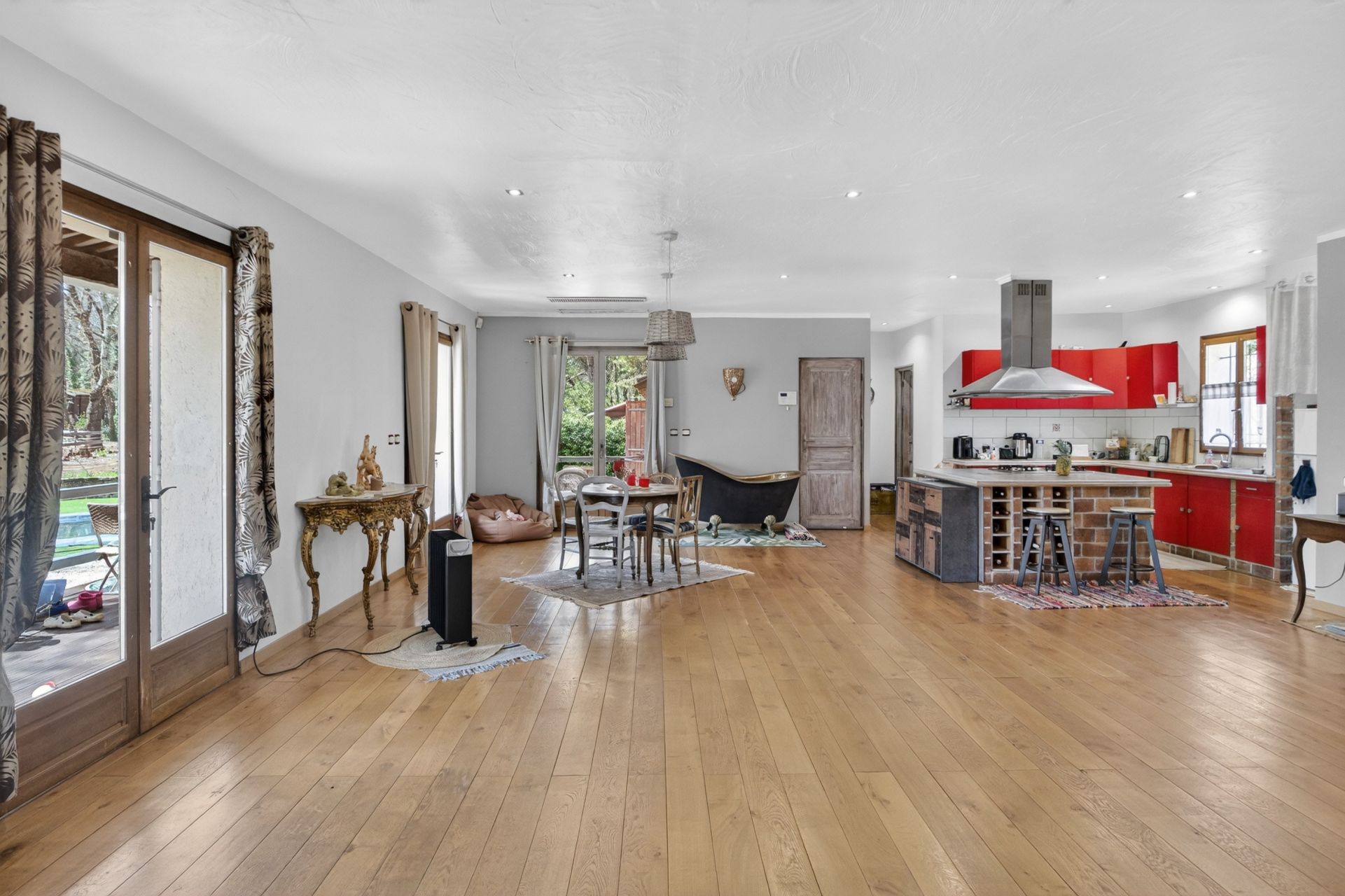 villa 6 Rooms for sale on TOURRETTES (83440)