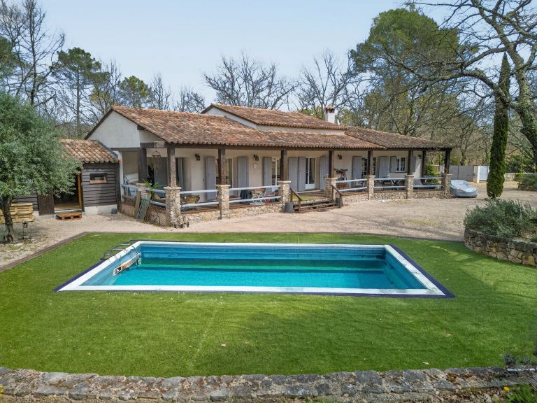 villa 6 Rooms for sale on TOURRETTES (83440)