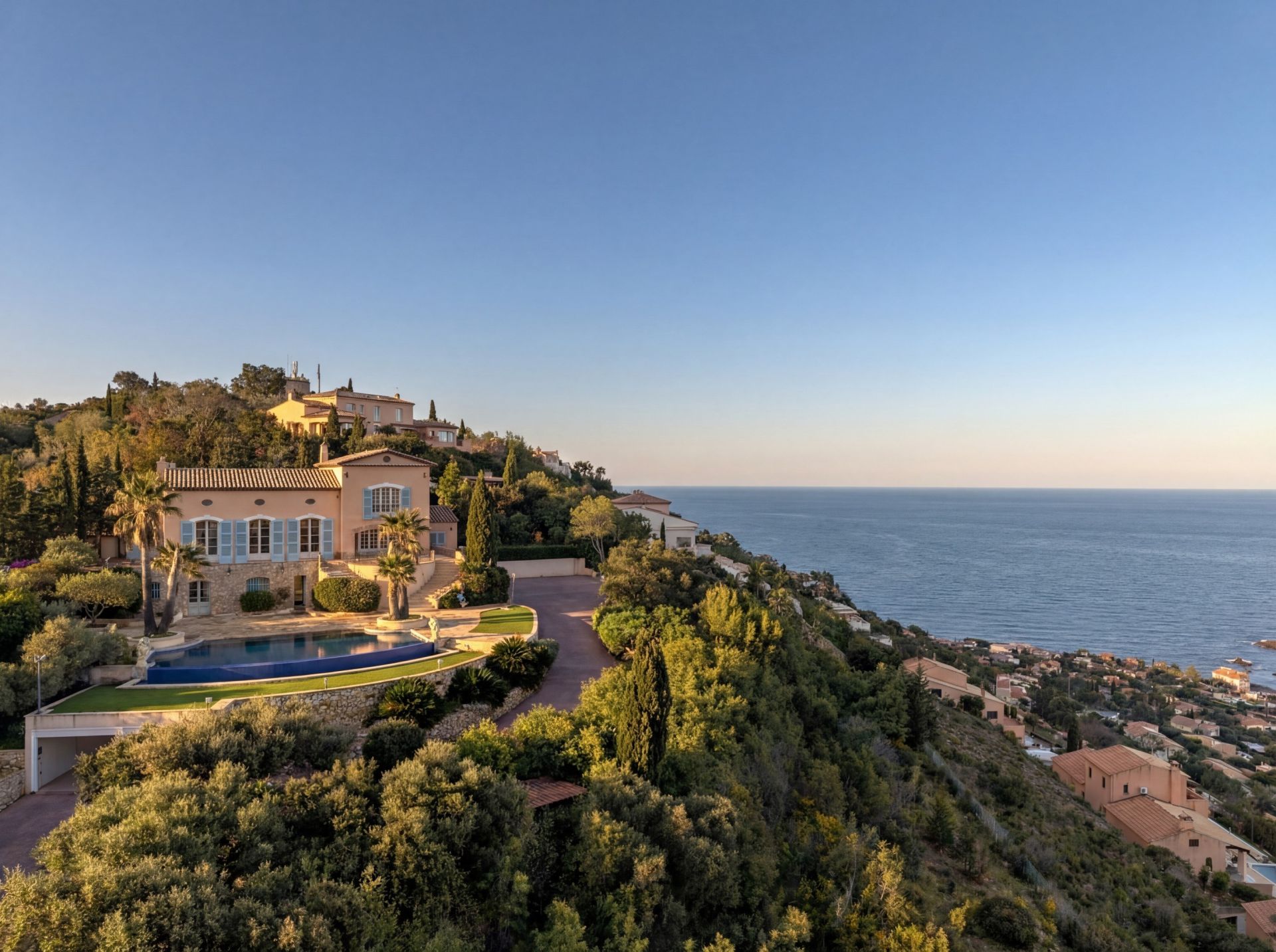 bastide 7 Rooms for sale on ST RAPHAEL (83700)