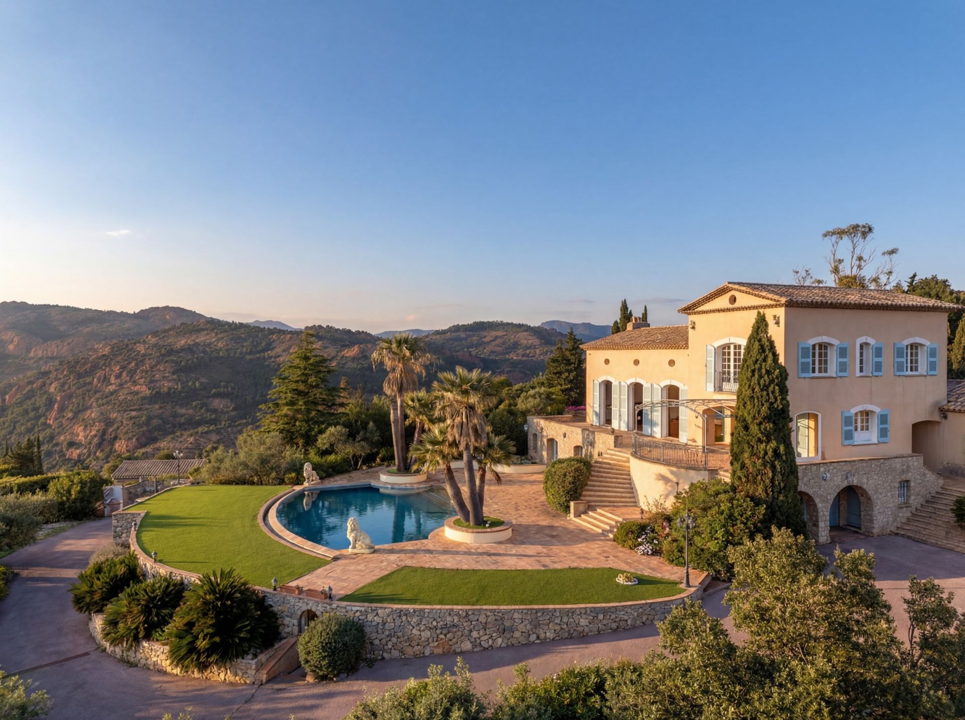 bastide 7 Rooms for sale on ST RAPHAEL (83700)