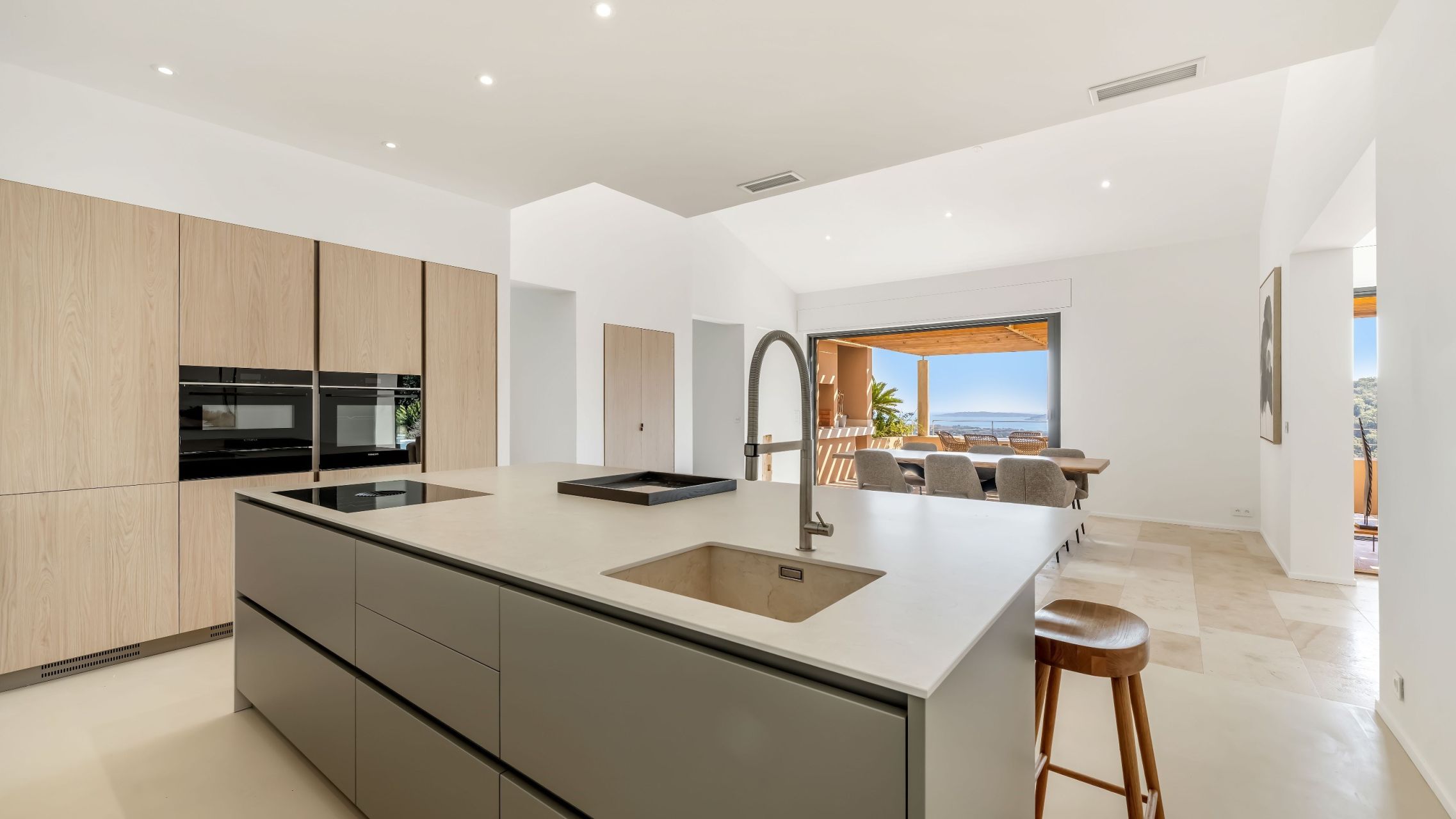 villa 8 Rooms for sale on GRIMAUD (83310)