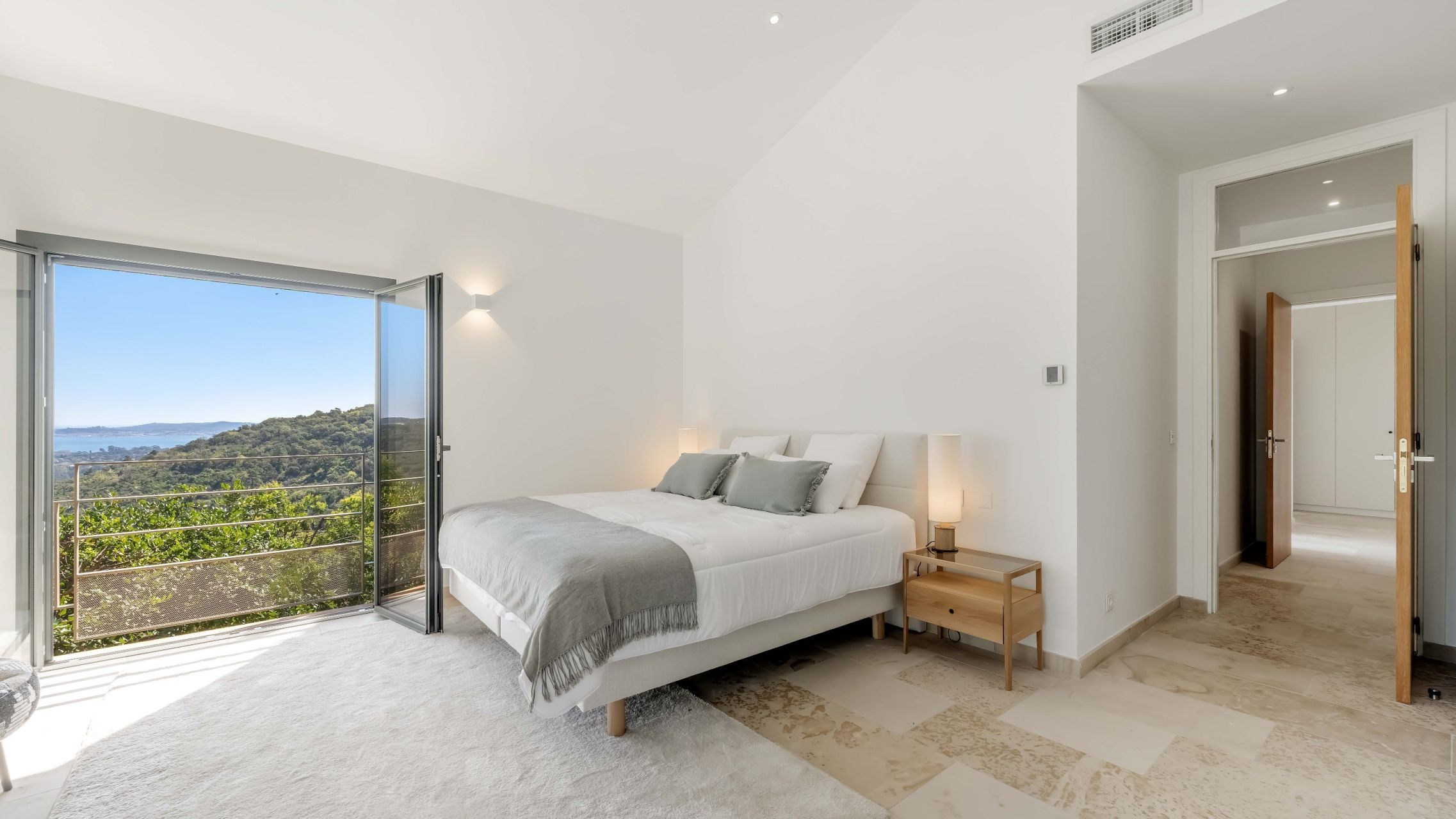 villa 8 Rooms for sale on GRIMAUD (83310)