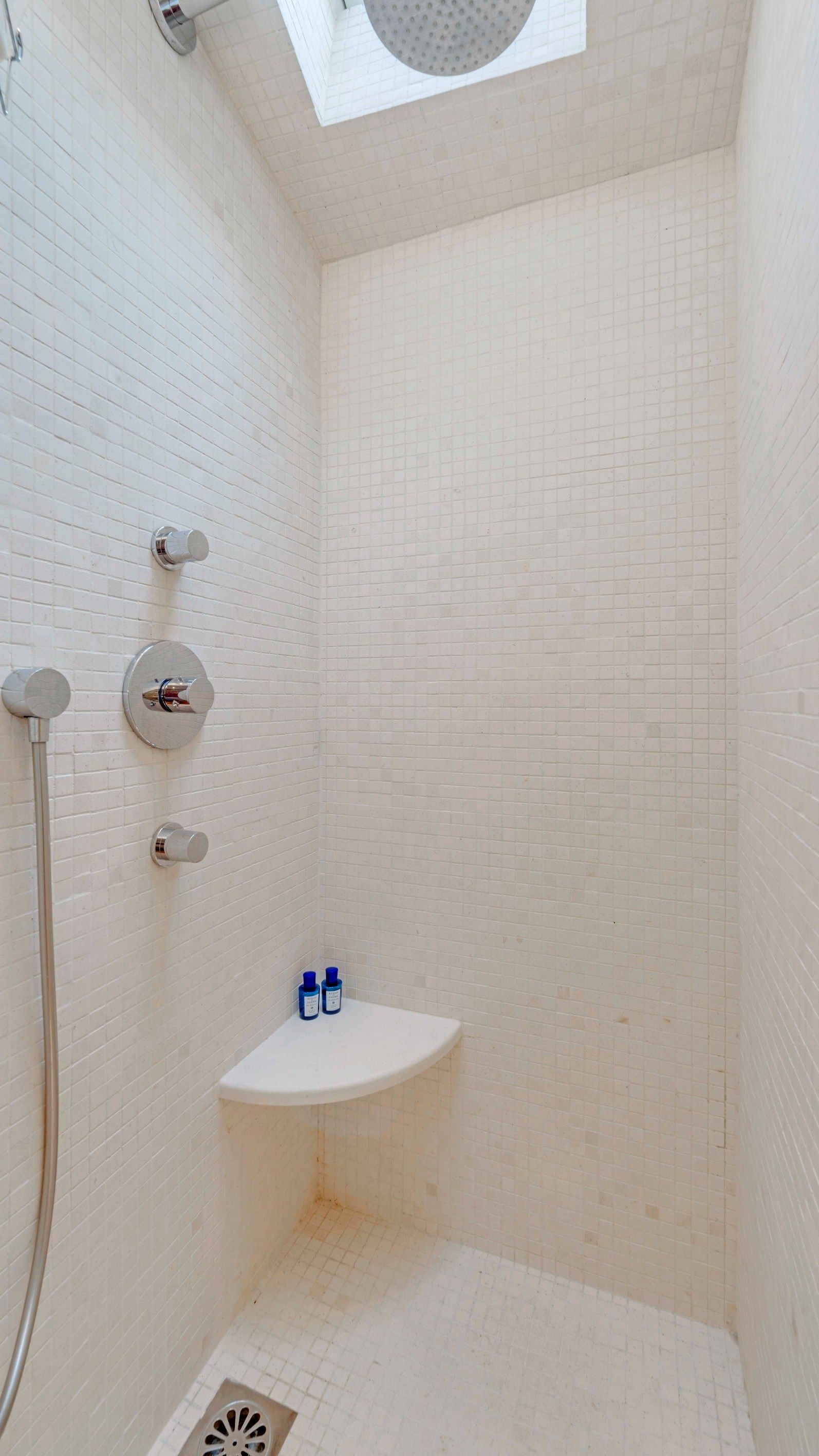 contemporary house 4 Rooms for sale on ST TROPEZ (83990)