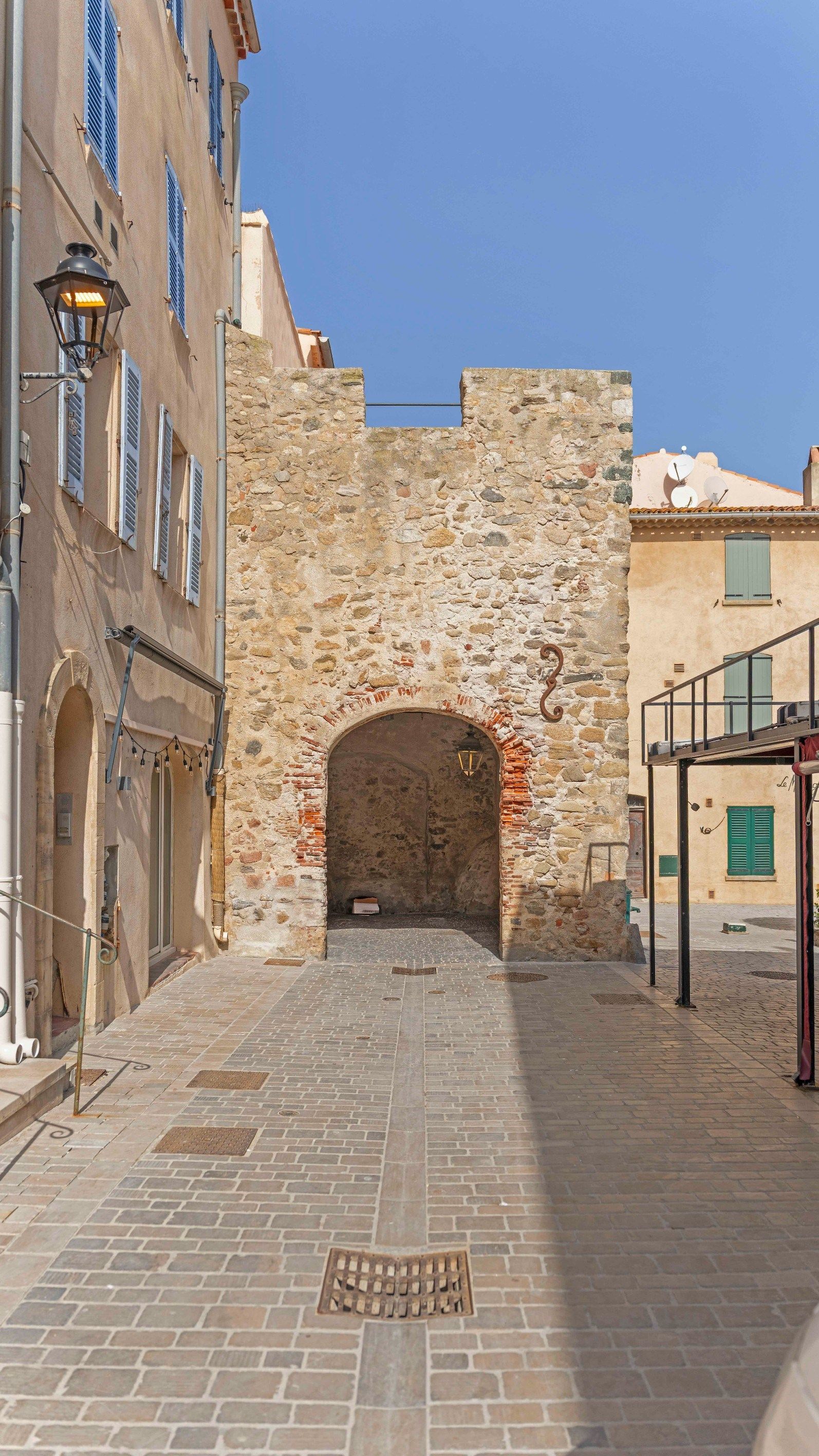 contemporary house 4 Rooms for sale on ST TROPEZ (83990)