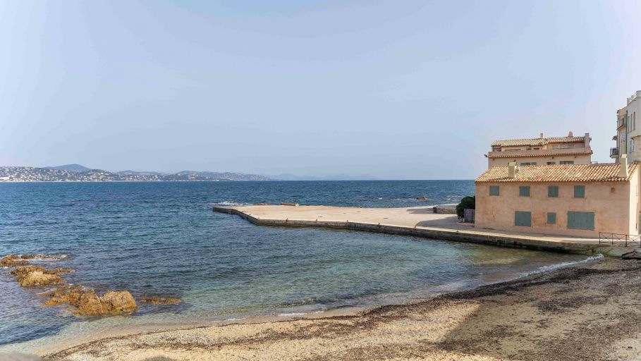 contemporary house 4 Rooms for sale on ST TROPEZ (83990)