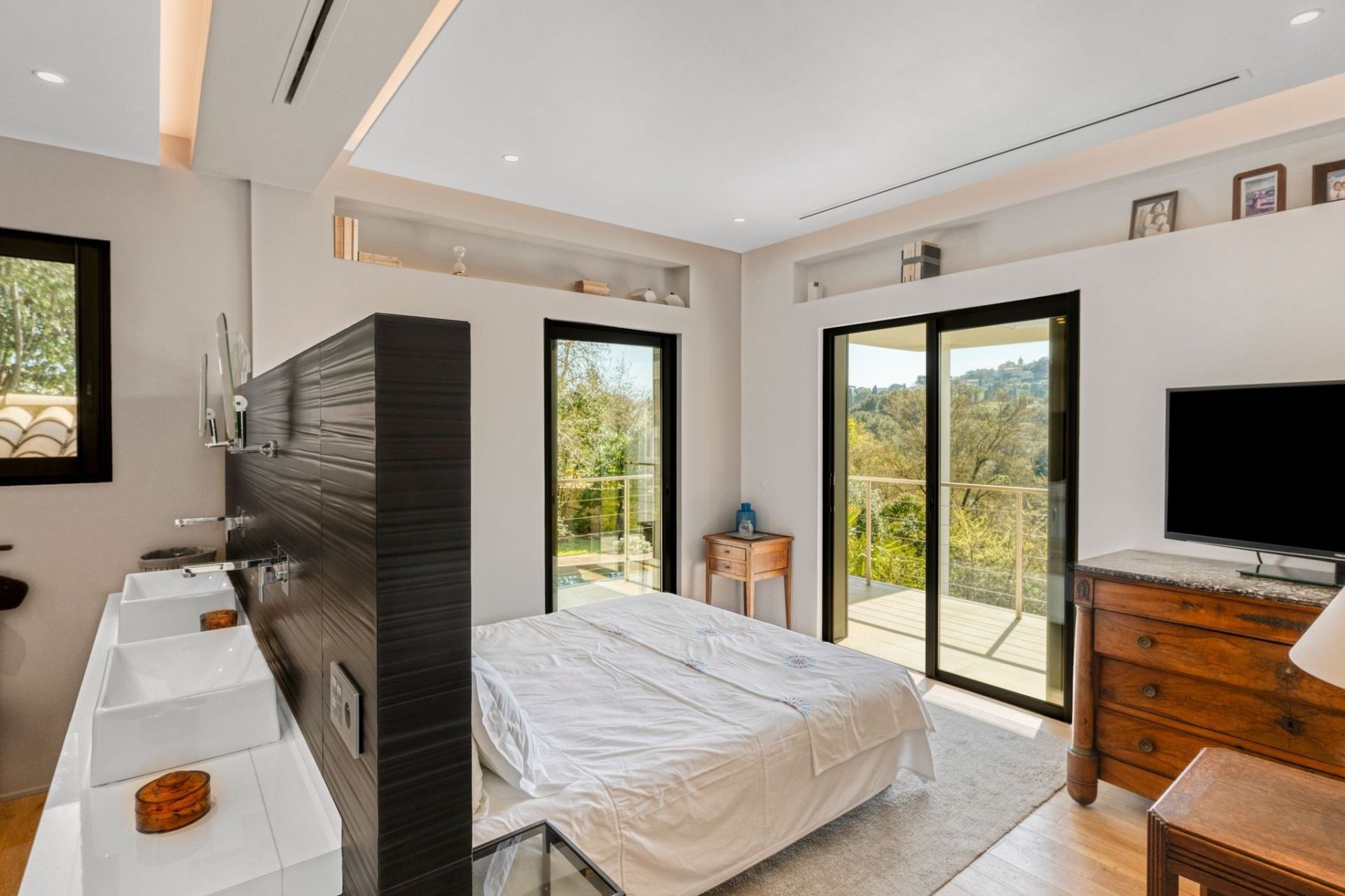 contemporary house 6 Rooms for sale on MOUGINS (06250)