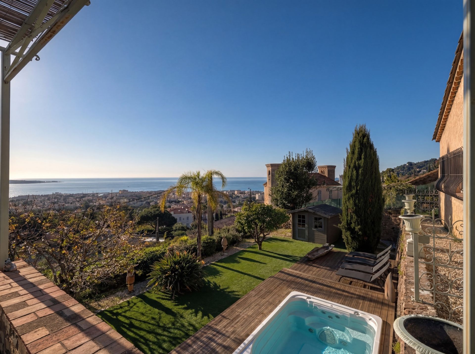 villa 5 Rooms for sale on LE GOLFE JUAN (06220)