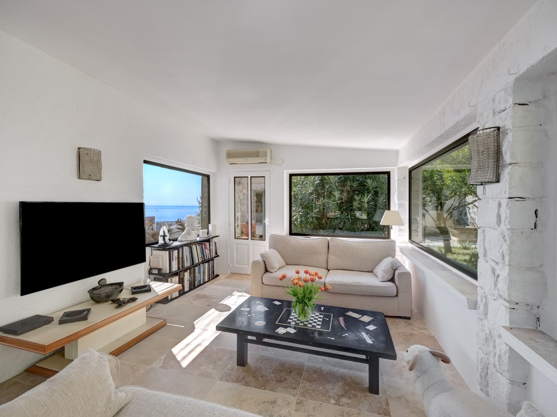 villa 5 Rooms for sale on LE GOLFE JUAN (06220)