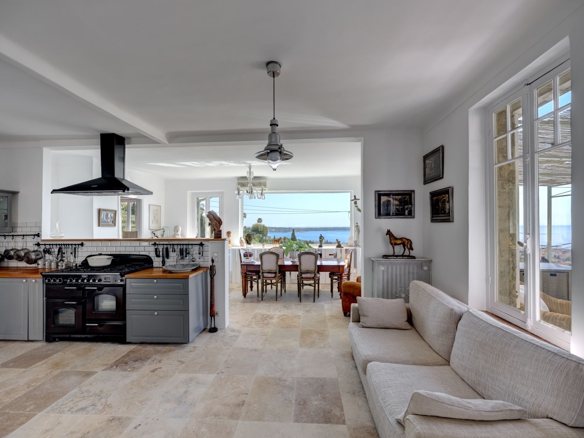 villa 5 Rooms for sale on LE GOLFE JUAN (06220)