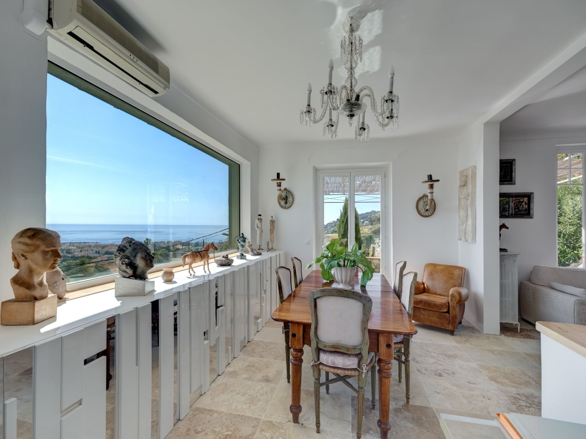 villa 5 Rooms for sale on LE GOLFE JUAN (06220)