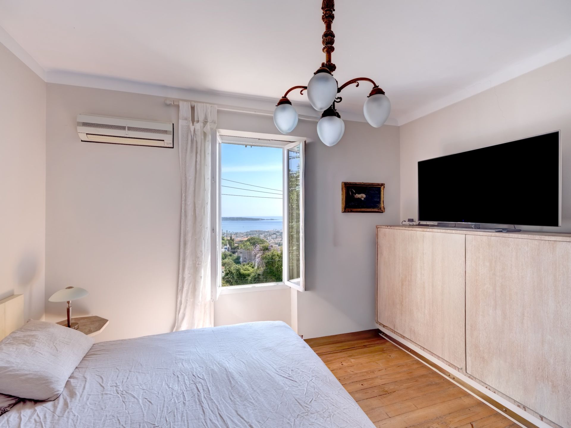 villa 5 Rooms for sale on LE GOLFE JUAN (06220)
