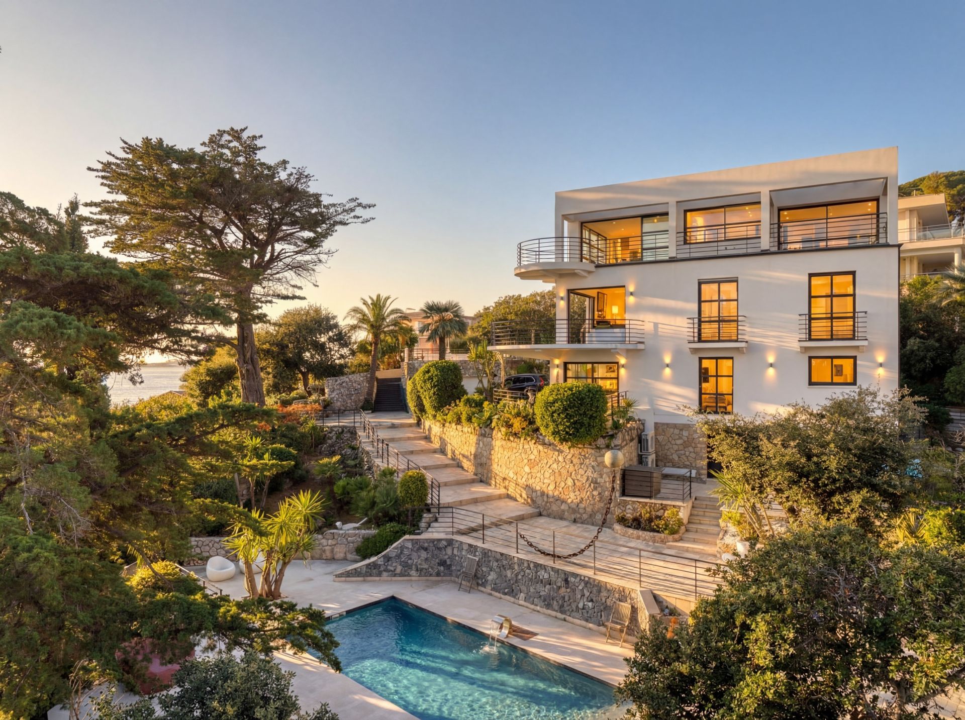 contemporary house 8 Rooms for sale on CANNES (06400)