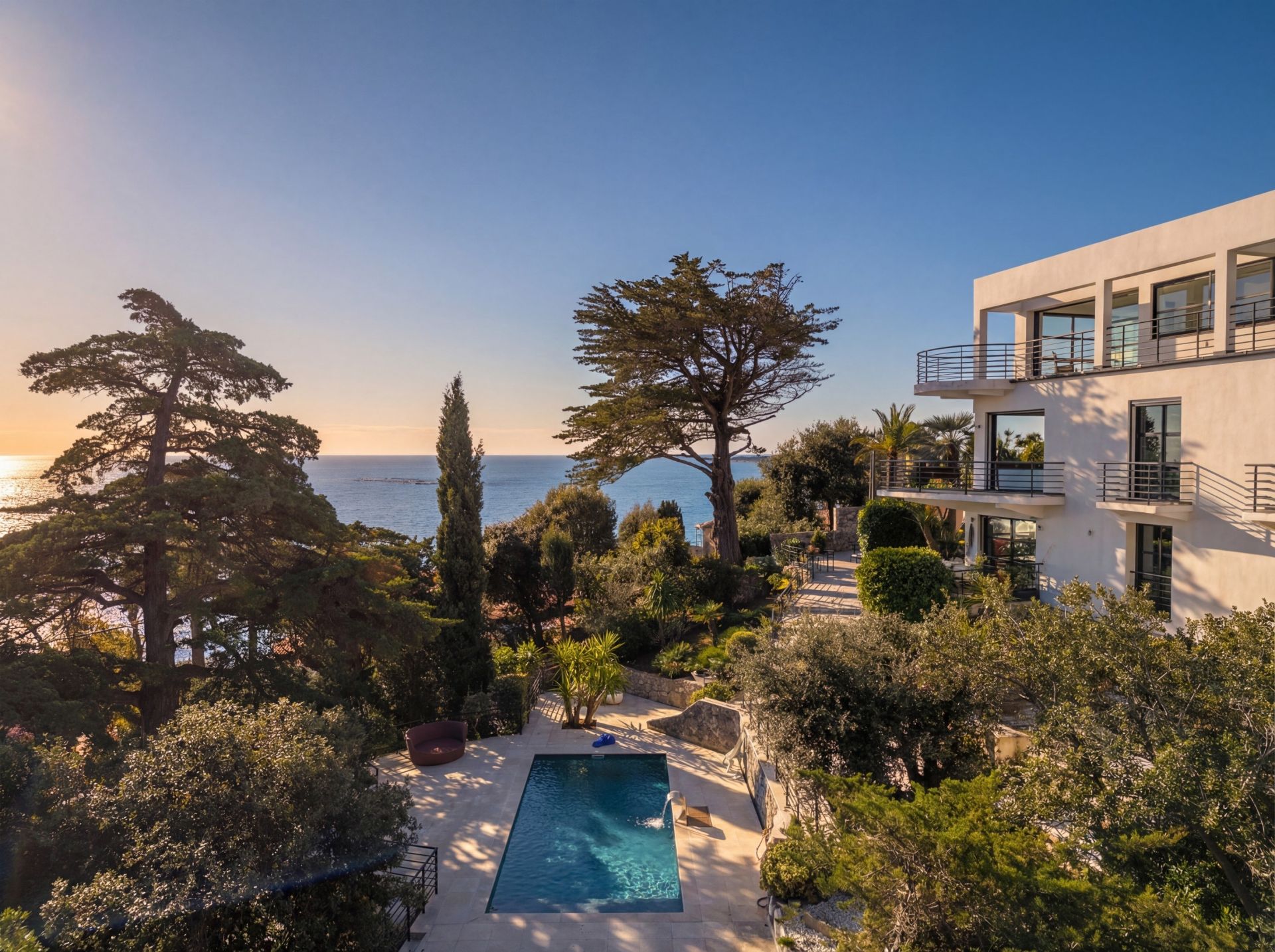 contemporary house 8 Rooms for sale on CANNES (06400)