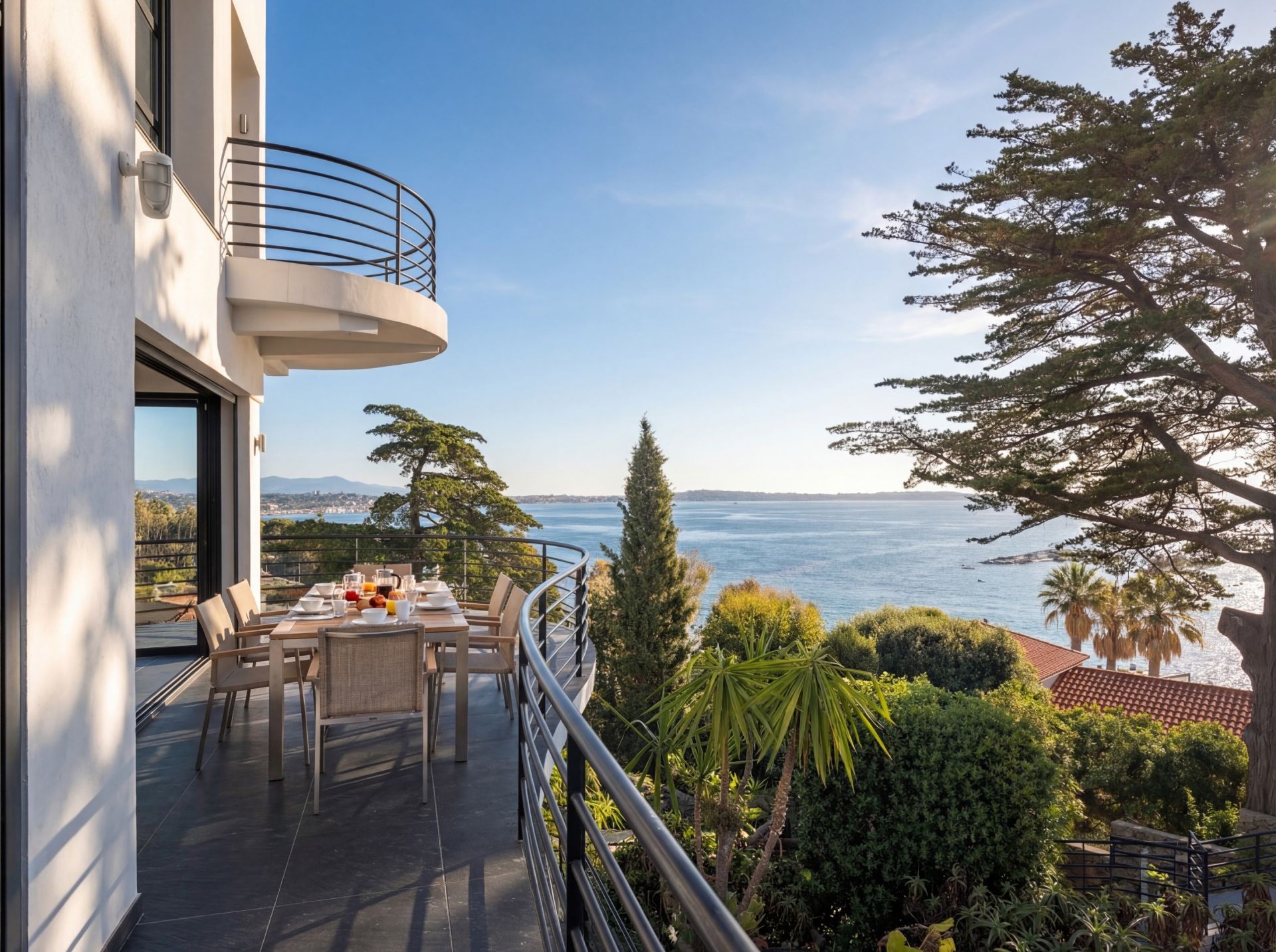 contemporary house 8 Rooms for sale on CANNES (06400)