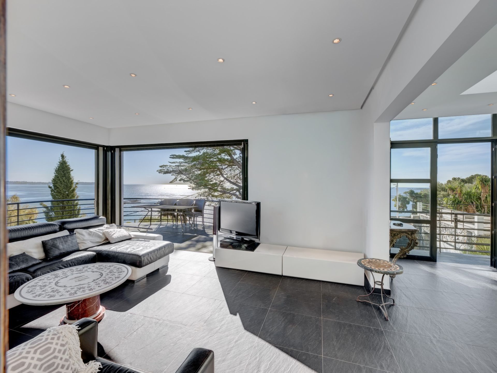 contemporary house 8 Rooms for sale on CANNES (06400)