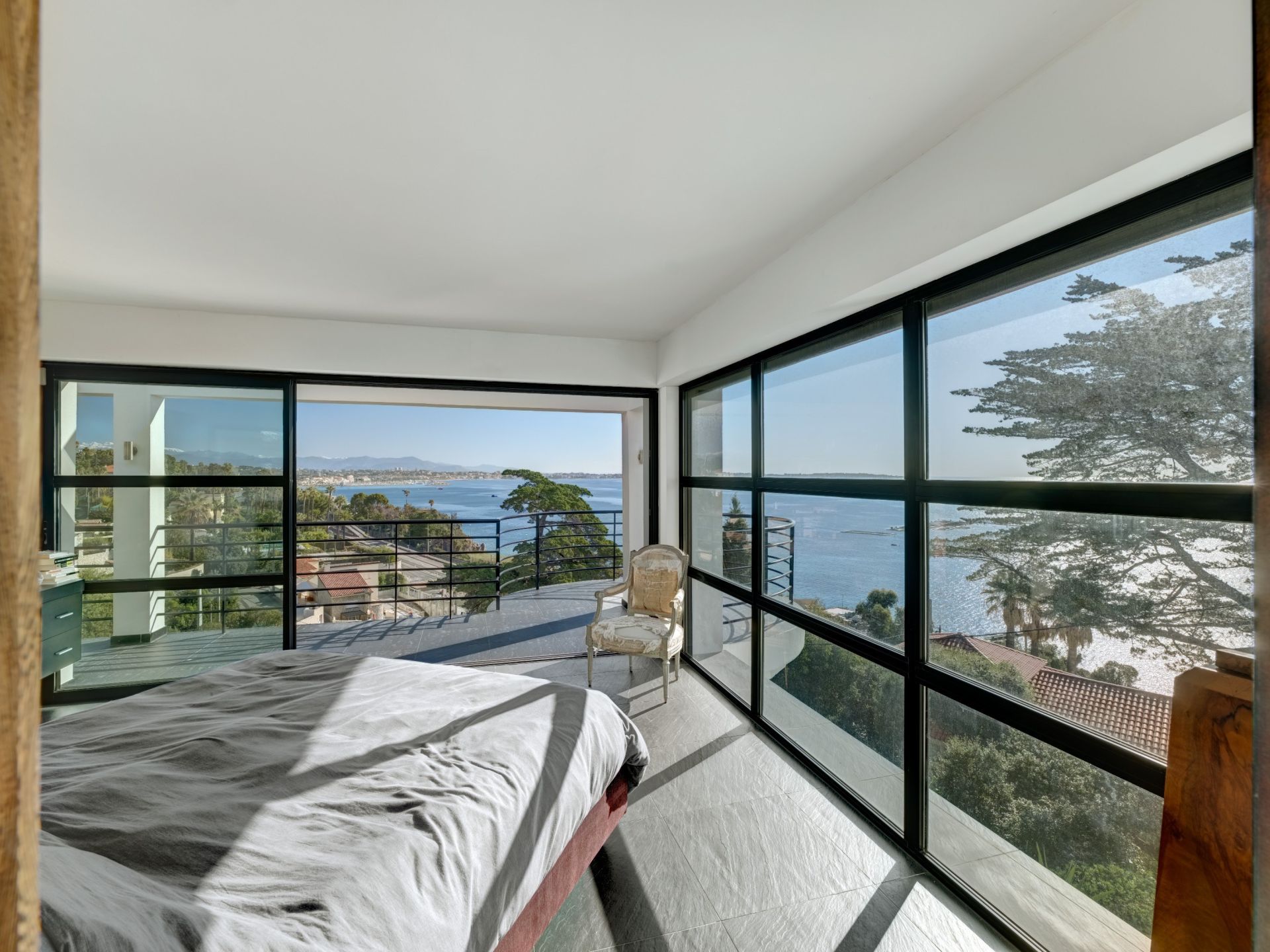 contemporary house 8 Rooms for sale on CANNES (06400)