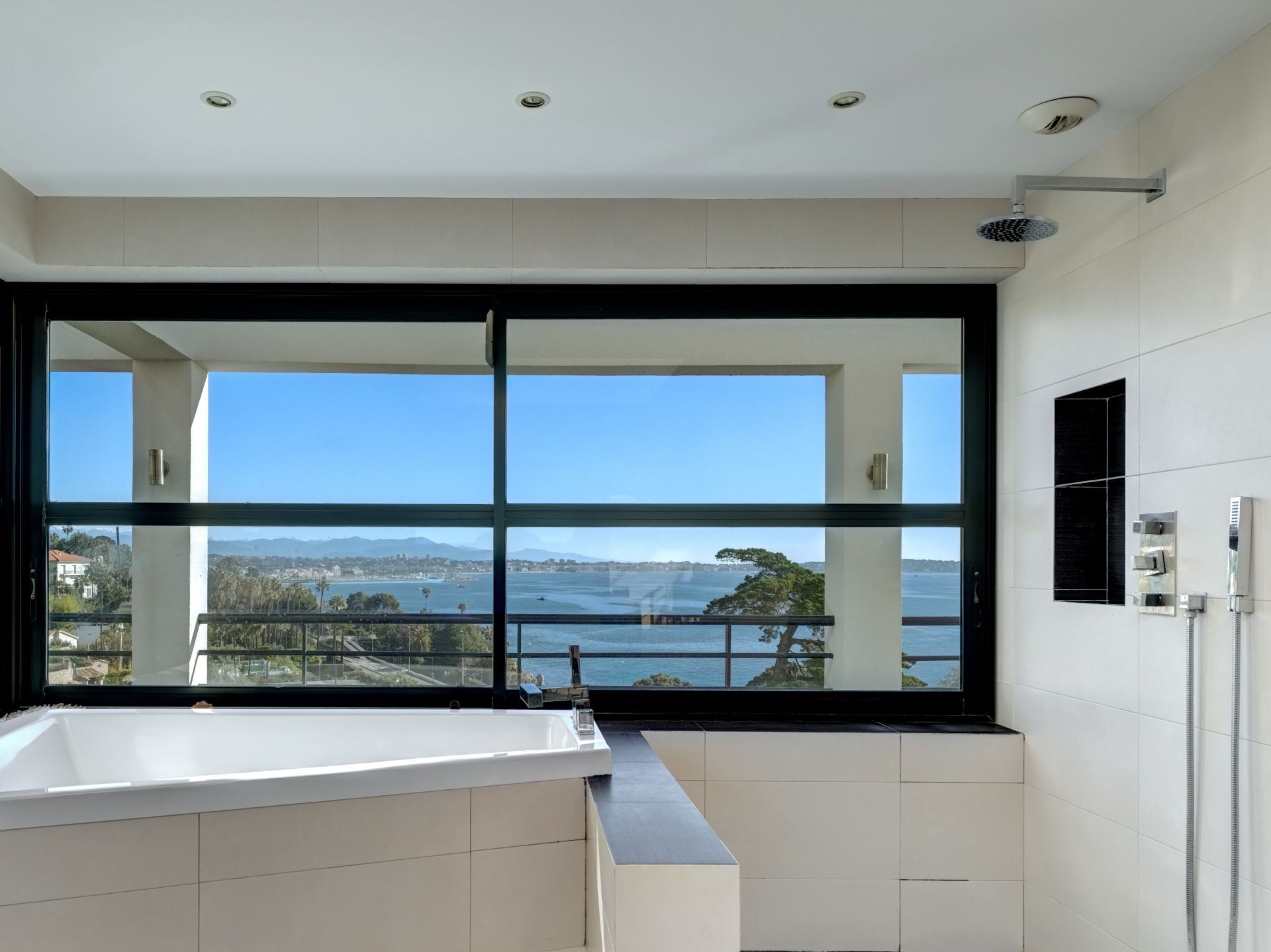 contemporary house 8 Rooms for sale on CANNES (06400)