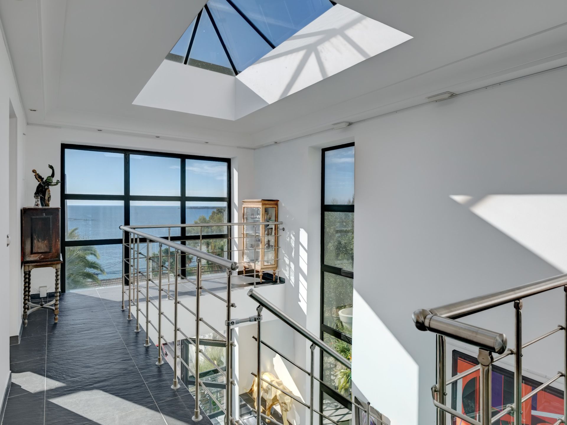 contemporary house 8 Rooms for sale on CANNES (06400)