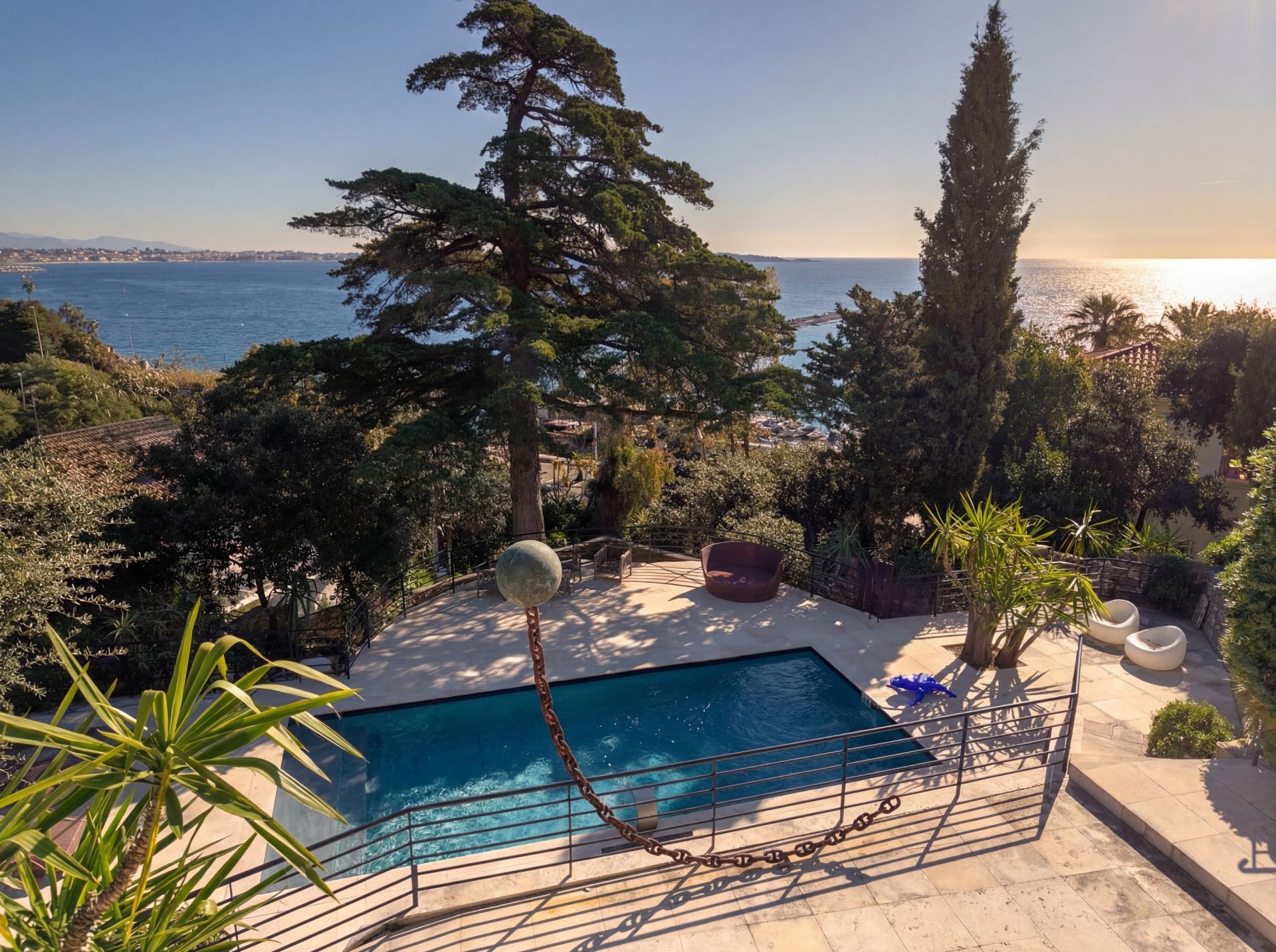 contemporary house 8 Rooms for sale on CANNES (06400)