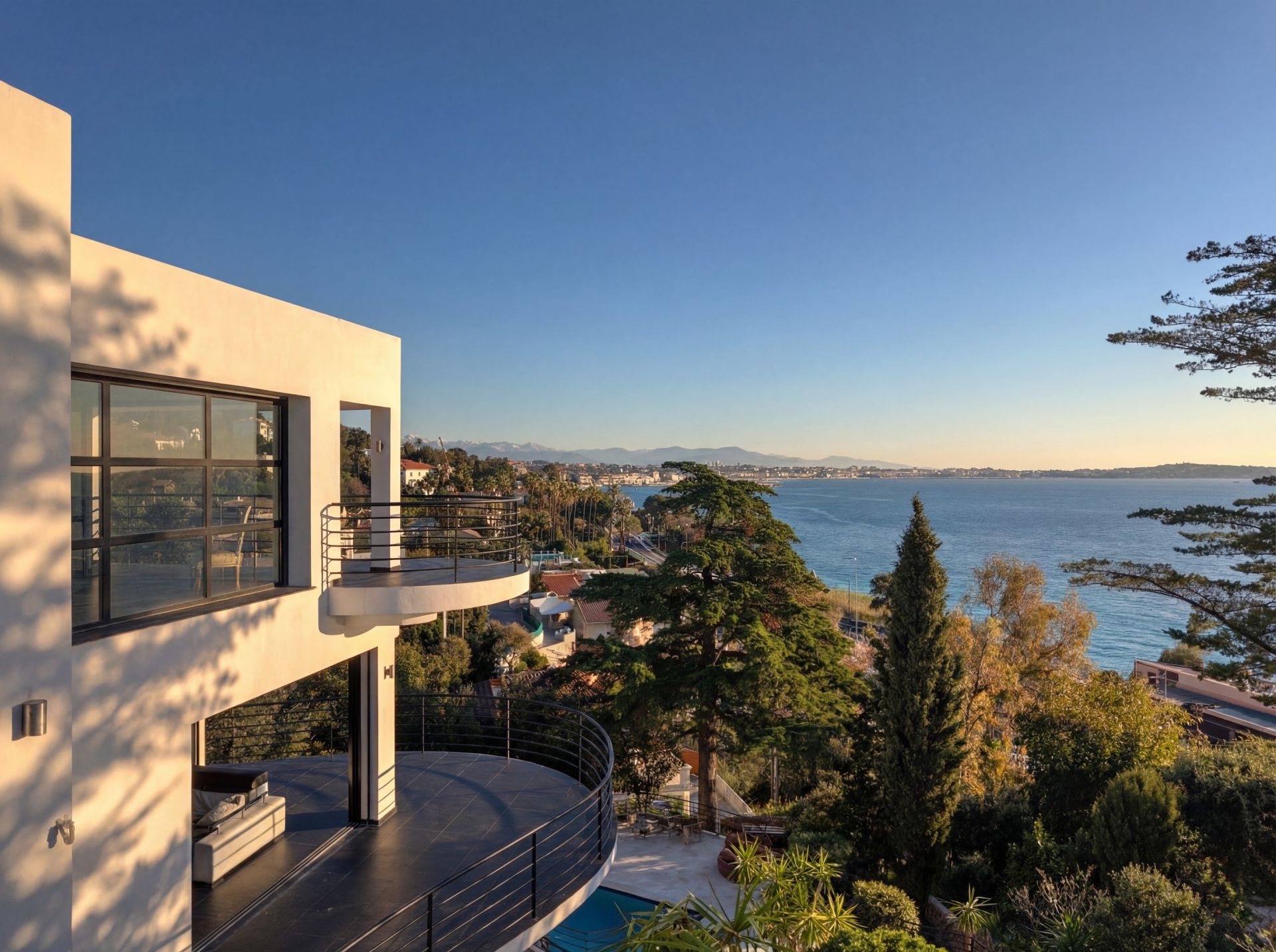 contemporary house 8 Rooms for sale on CANNES (06400)
