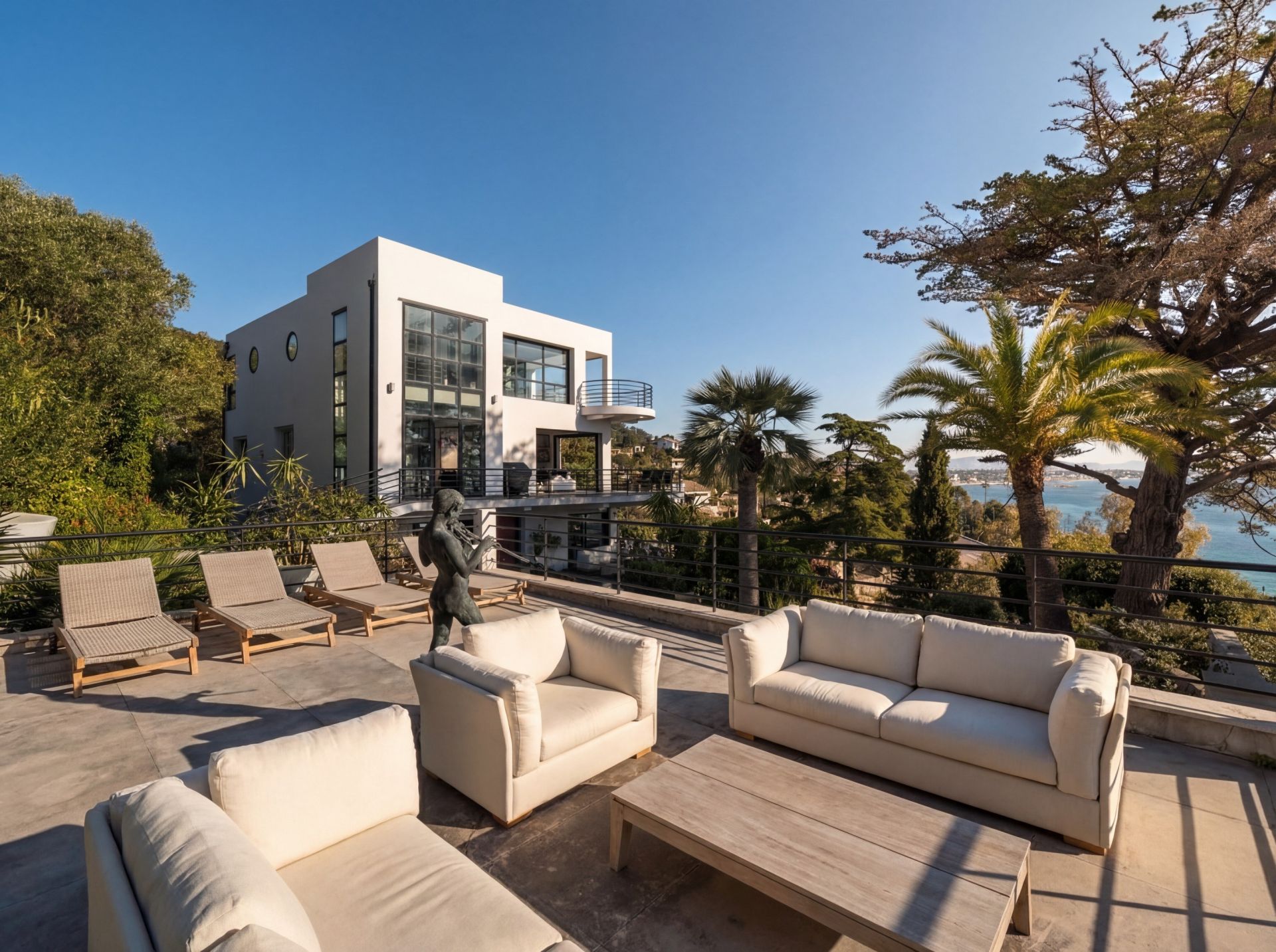 contemporary house 8 Rooms for sale on CANNES (06400)